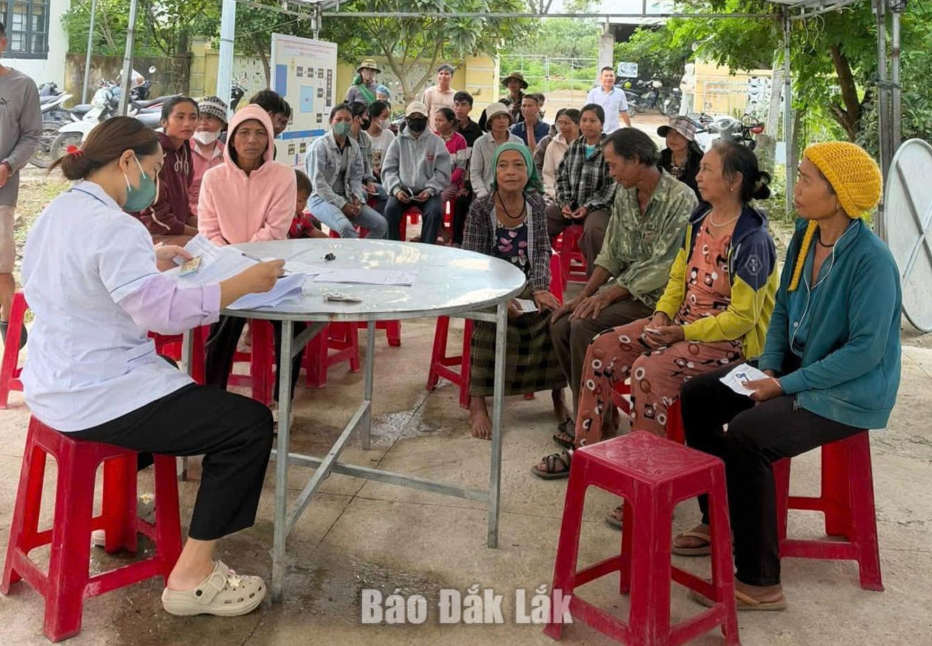 Người dân xã Suối Trai tích cực tham gia khám sức khỏe định kỳ, khám sàn lọc.