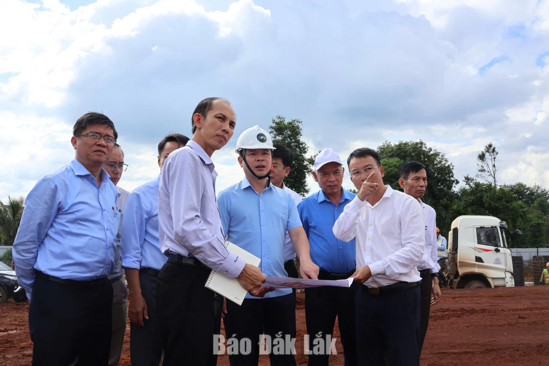 Chủ tịch UBND tỉnh Đắk Lắk Đỗ Hữu Huy kiểm tra một dự án đầu tư trên địa bàn tỉnh.