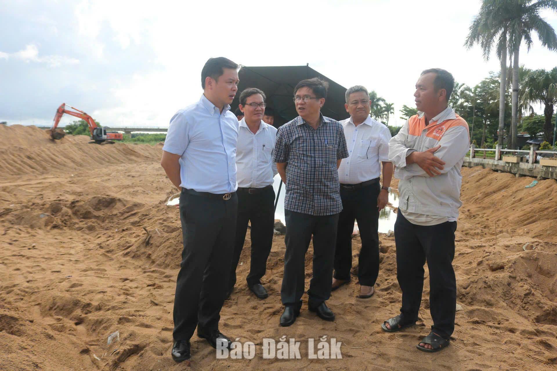 Chủ tịch UBND tỉnh Đỗ Hữu Huy yêu cầu phía nhà thầu phải tập trung nhân vật lực đáp ứng yêu cầu tiến độ.