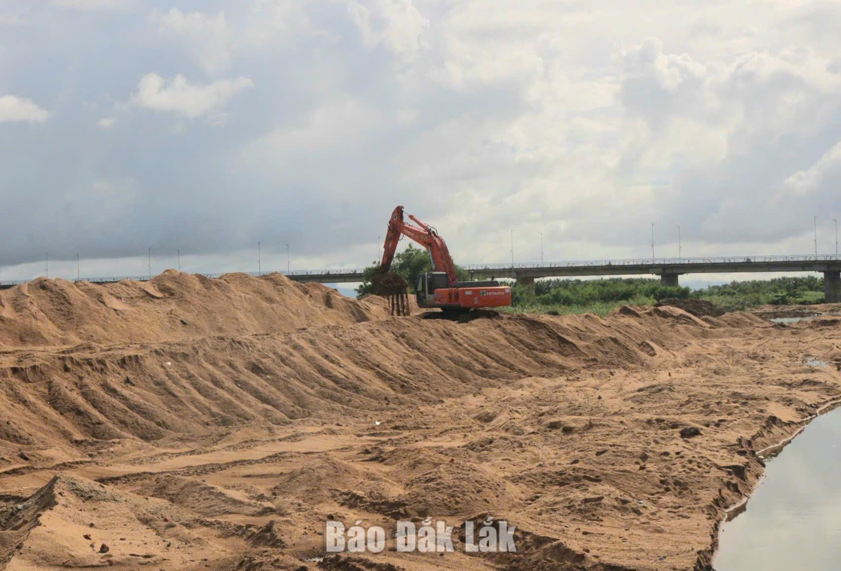 Nhân lực và thiết bị huy động trên công trường còn ít, không đáp ứng yêu cầu.