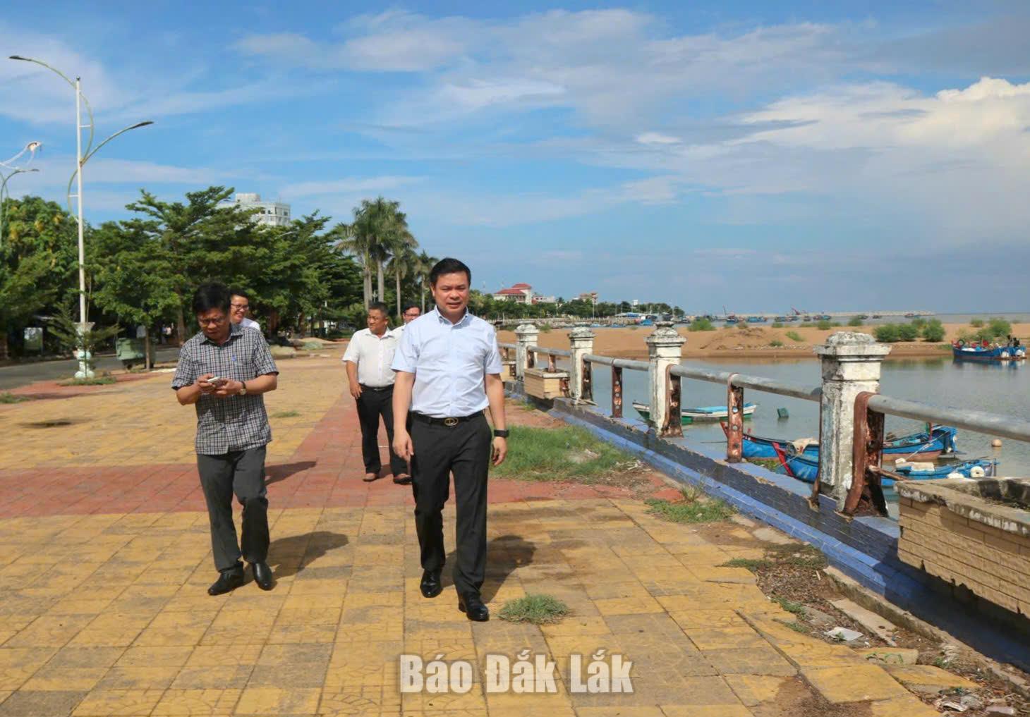 đồng chí Đỗ Hữu Huy, Ủy viên dự khuyết Trung ương Đảng, Phó Bí thư Tỉnh ủy, Chủ tịch UBND tỉnh kiểm tra tiến độ thi công kè Bạch Đằng.