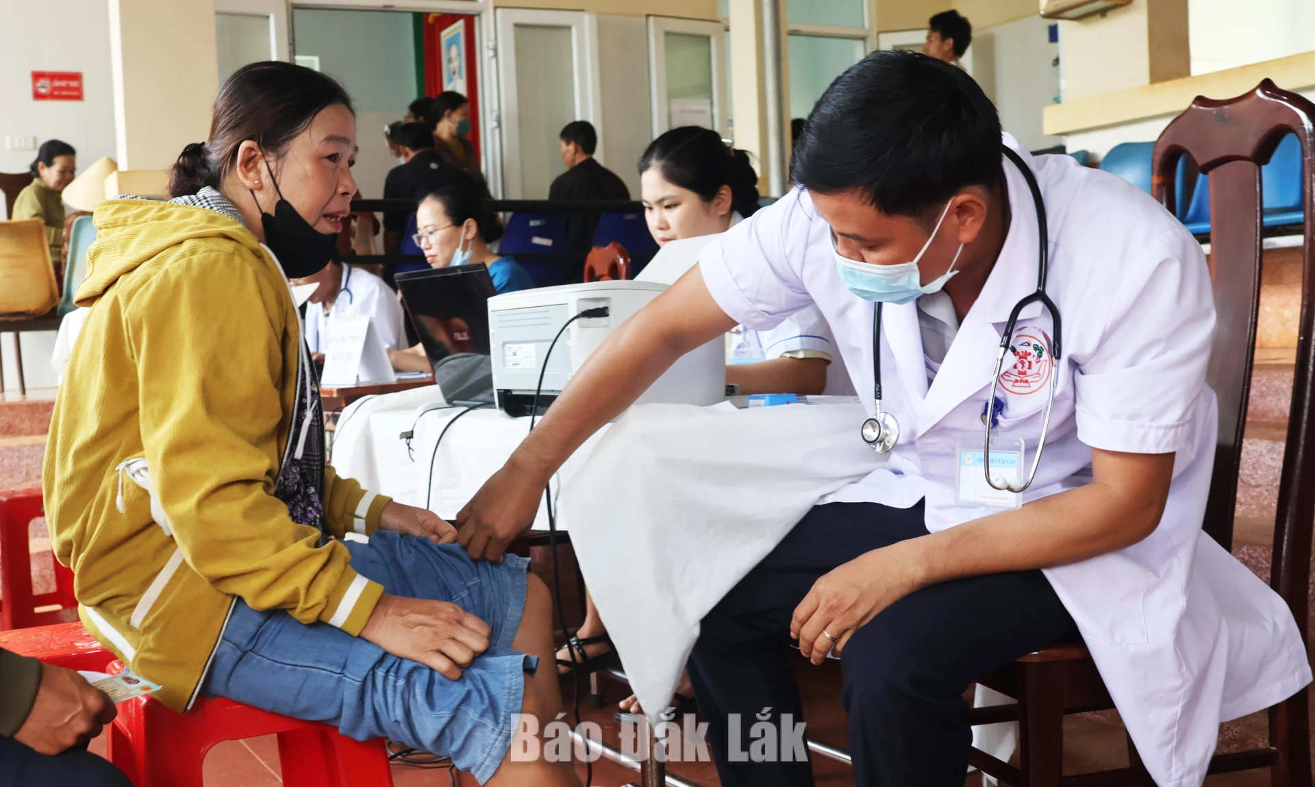 Người dân khám sức khỏe tại Trạm Y tế xã Ea Wy trung tuần tháng 10.