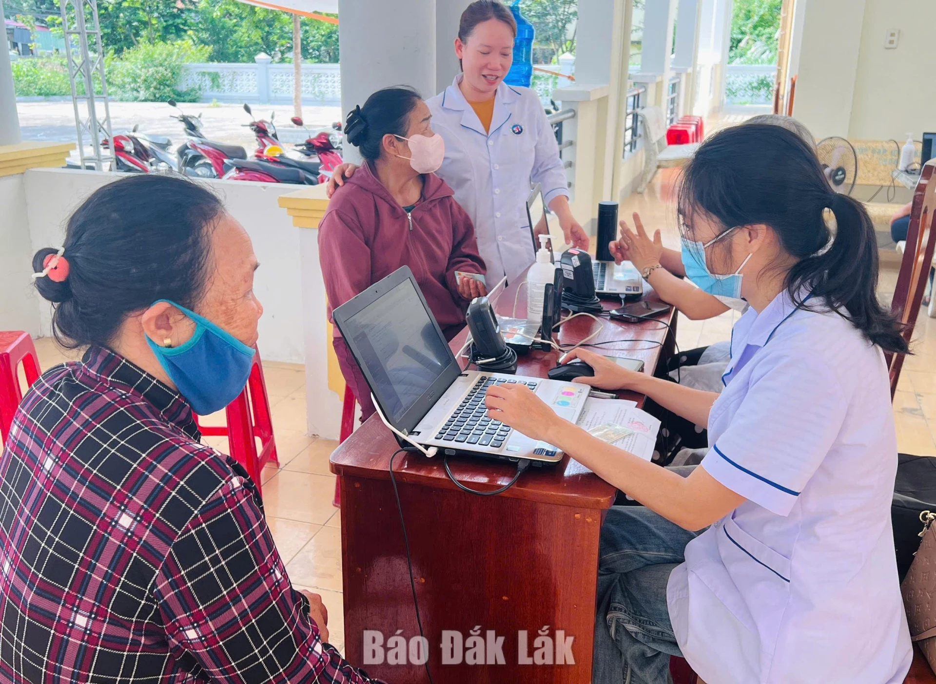Đội ngũ y bác sĩ khám sức khỏe cho người dân xã Sơn Hòa.