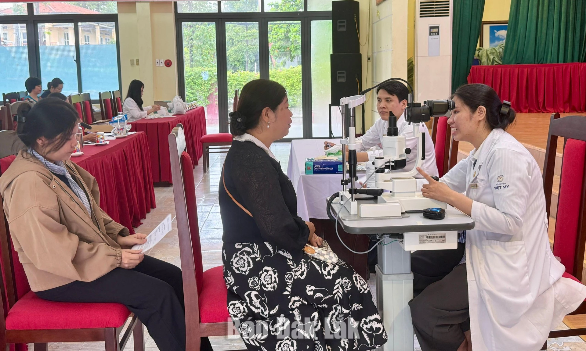 Đoàn viên, người lao động nữ được tư vấn, khám các bệnh về mắt miễn phí tại chương trình.