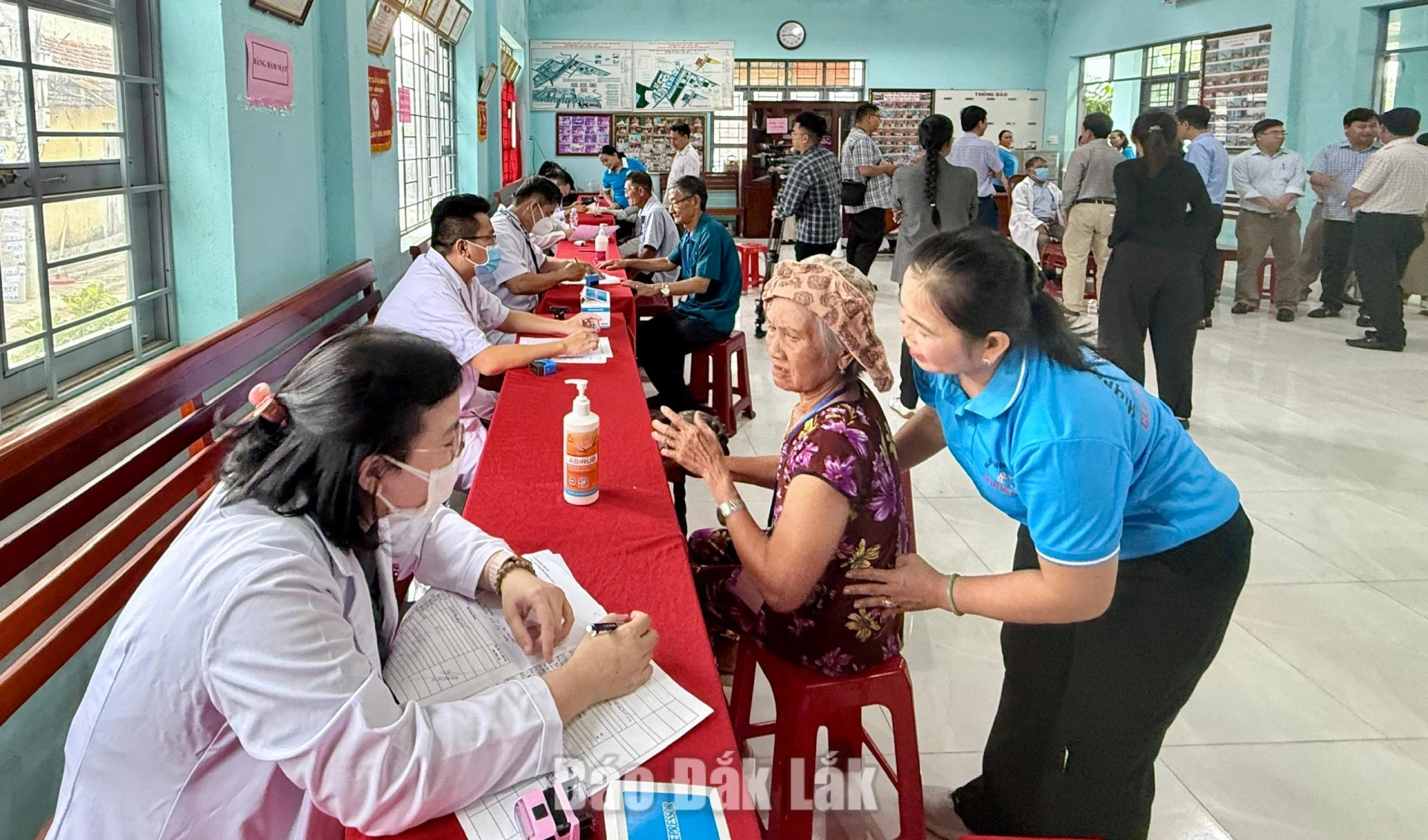 Các địa phương tiếp tục đẩy mạnh tuyên truyền, vận động, giải thích cụ thể về mục đích, ý nghĩa và lợi ích của chương trình, giúp người dân hiểu rõ quyền lợi, chủ động tham gia khám.