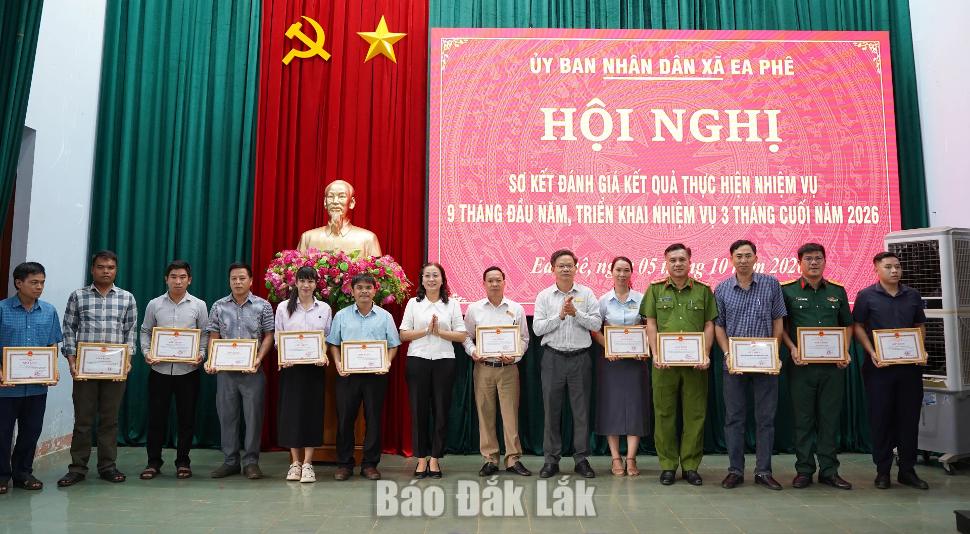 Bí thư Đảng ủy, Chủ tịch HĐND xã chí Trần Văn Tuyến; Phó Bí thư Đảng ủy, Chủ tịch UBND xã Nguyễn Thị Kim Oanh.