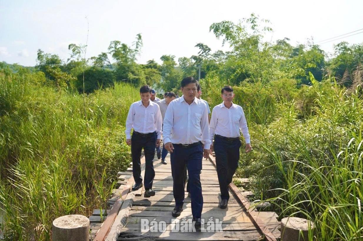 Đồng chí Lương Nguyễn Minh Triết, Ủy viên Trung ương Đảng, Bí thư Tỉnh ủy, Trưởng Đoàn ĐBQH tỉnh thị sát khu vực cầu Sông Cô.