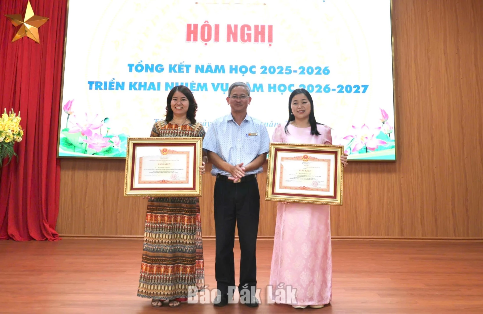 Trưởng phòng Văn hóa - Xã hội phường Tân Lập Nguyễn Văn Kiên trao bằng khen của Thủ tướng Chính phủ cho 2 cá nhân.