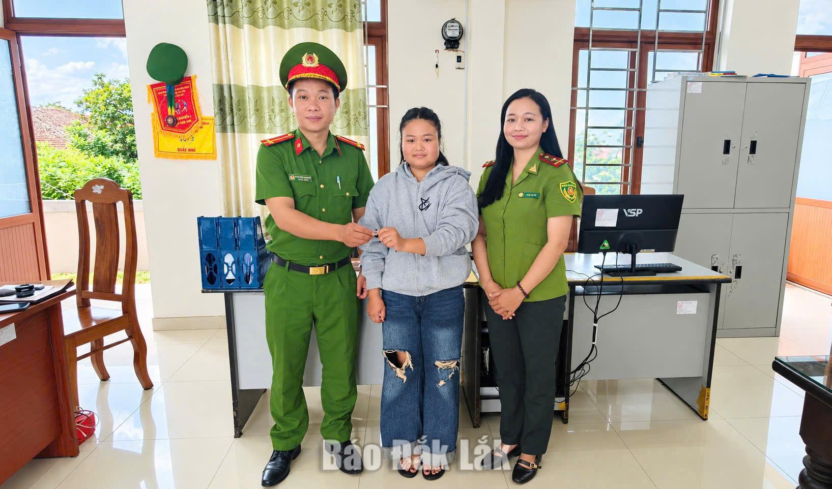 Đại diện Công an xã Sơn Hòa và chị Siu HHa trao lại chiếc nhẫn kim loại màu vàng bị đánh rơi cho chị Trần Xuân Trúc.