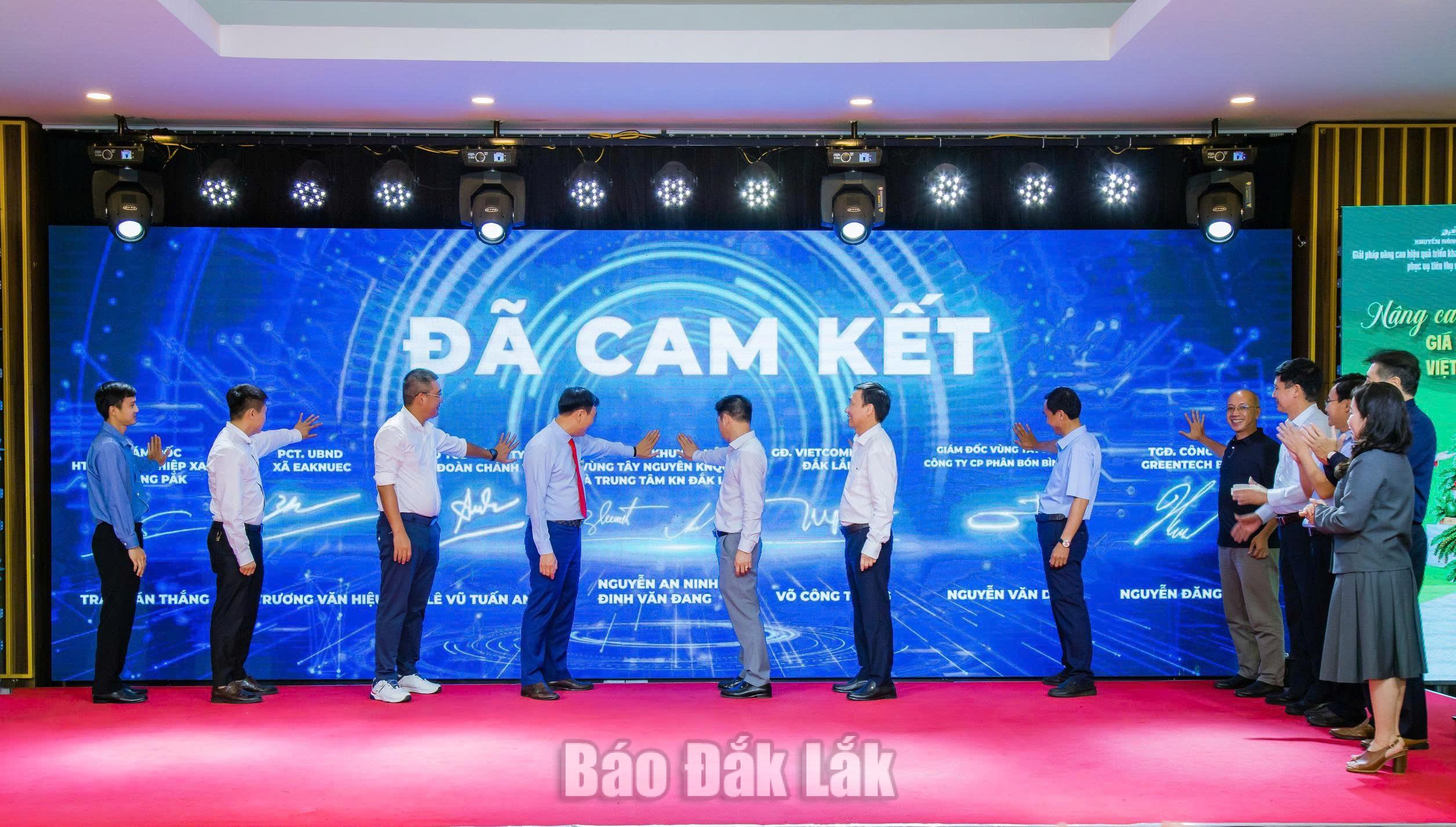 Lễ ký kết hợp tác giữa 7 nhóm tác nhân tham gia xây dựng vùng nguyên liệu tại diễn đàn.