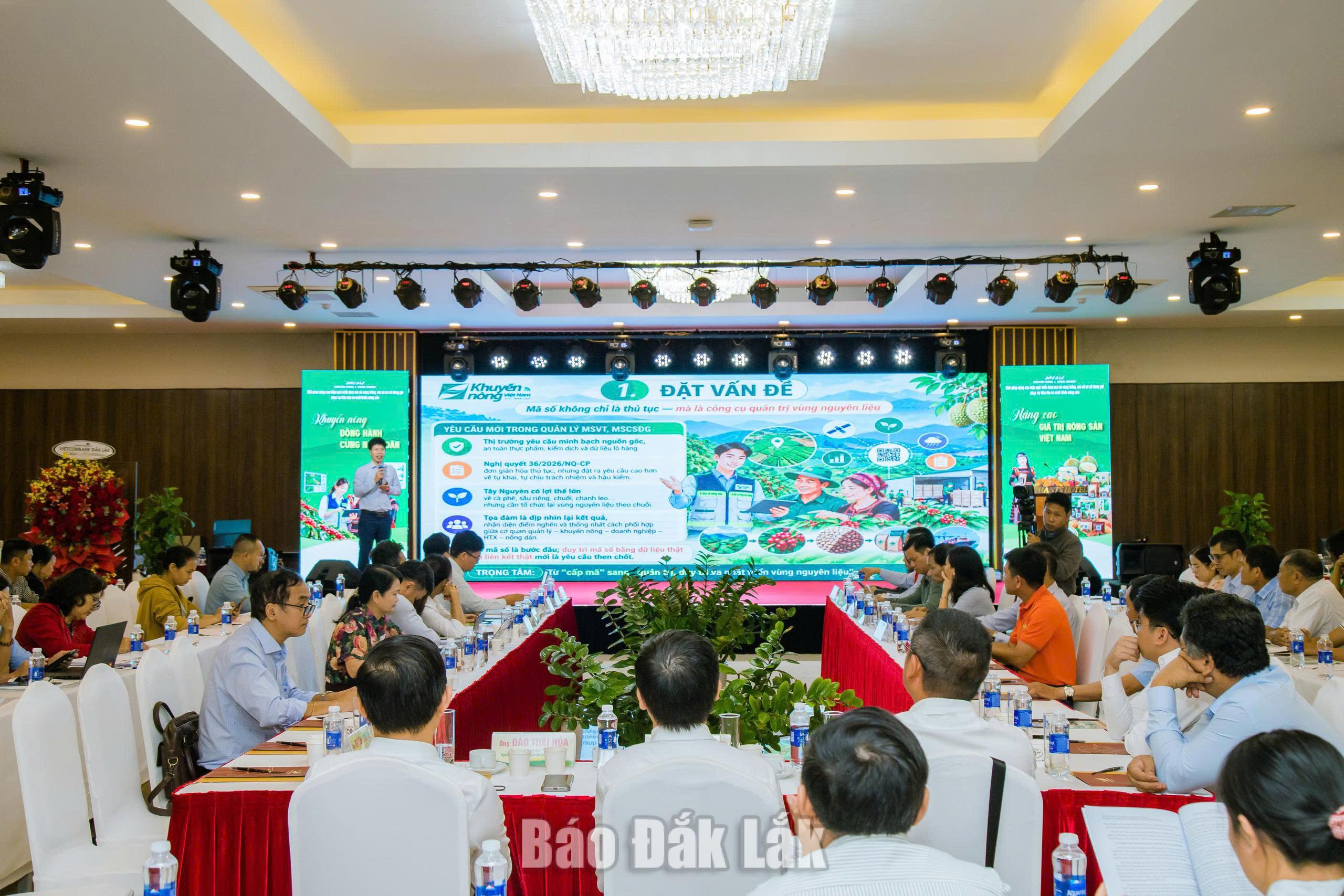 Các đại biểu nghe báo cáo của Trung tâm Khuyến nông Quốc gia.