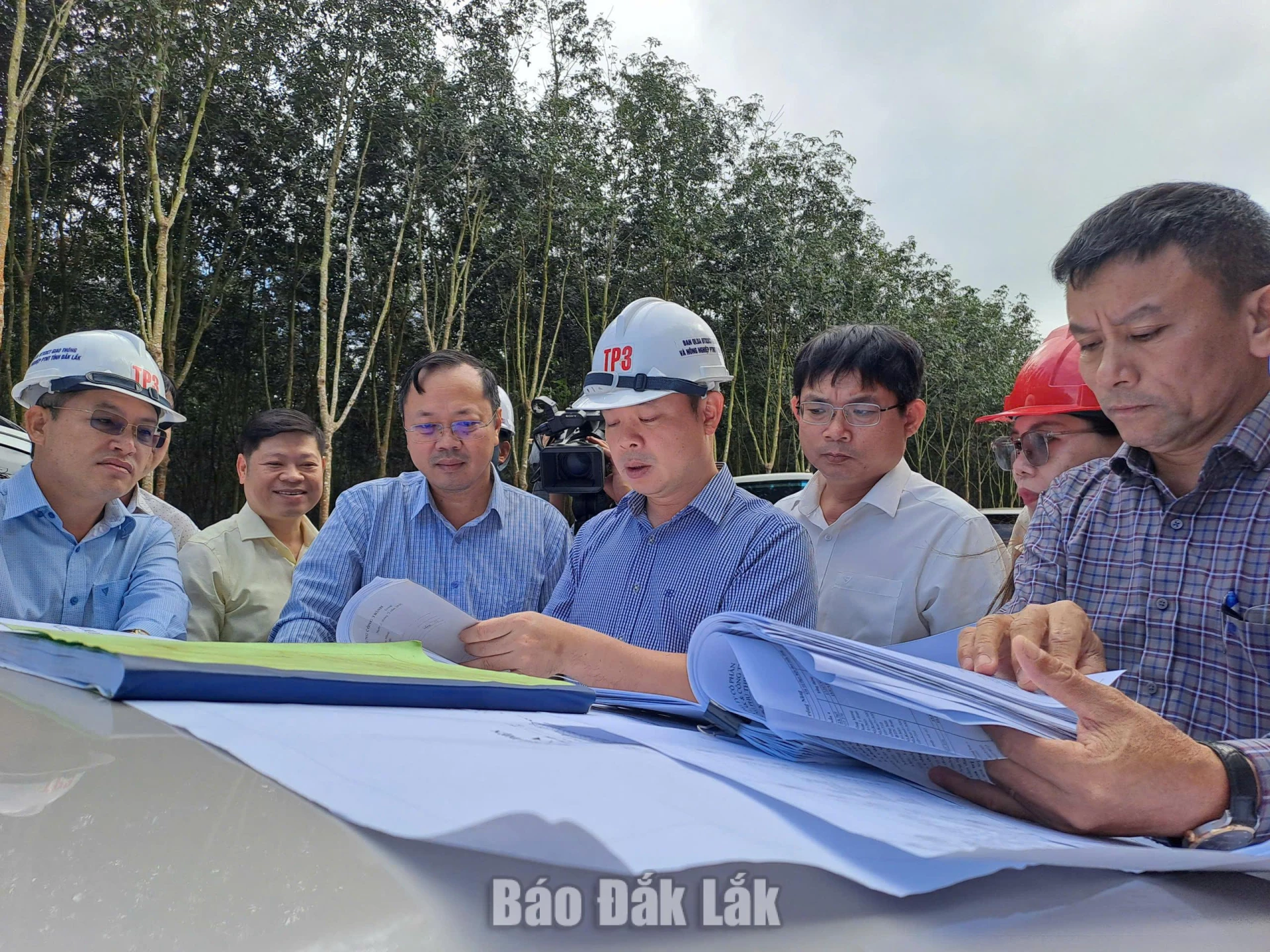 Giải ngân vốn đầu tư công là một trong những chỉ tiêu quan trọng đánh giá KPI của lãnh đạo các sở, ngành, địa phương. Trong ảnh: Chủ tịch UBND tỉnh Đắk Lắk Đỗ Hữu Huy kiểm tra một dự án đầu tư công trên địa bàn xã Krông Năng.
