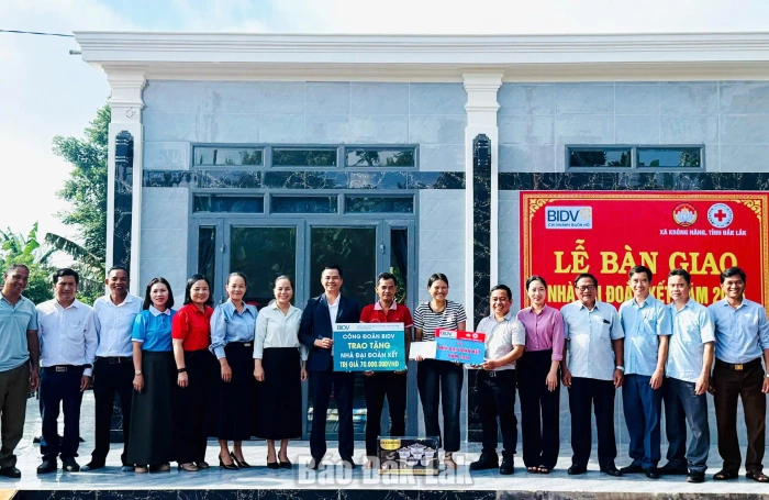 Bàn giao Nhà Đại đoàn kết cho hộ nghèo ở xã Krông Năng