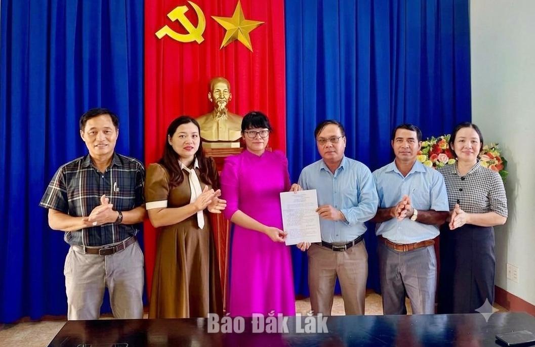Trung tâm Cung ứng dịch vụ sự nghiệp công xã Krông Năng trao 