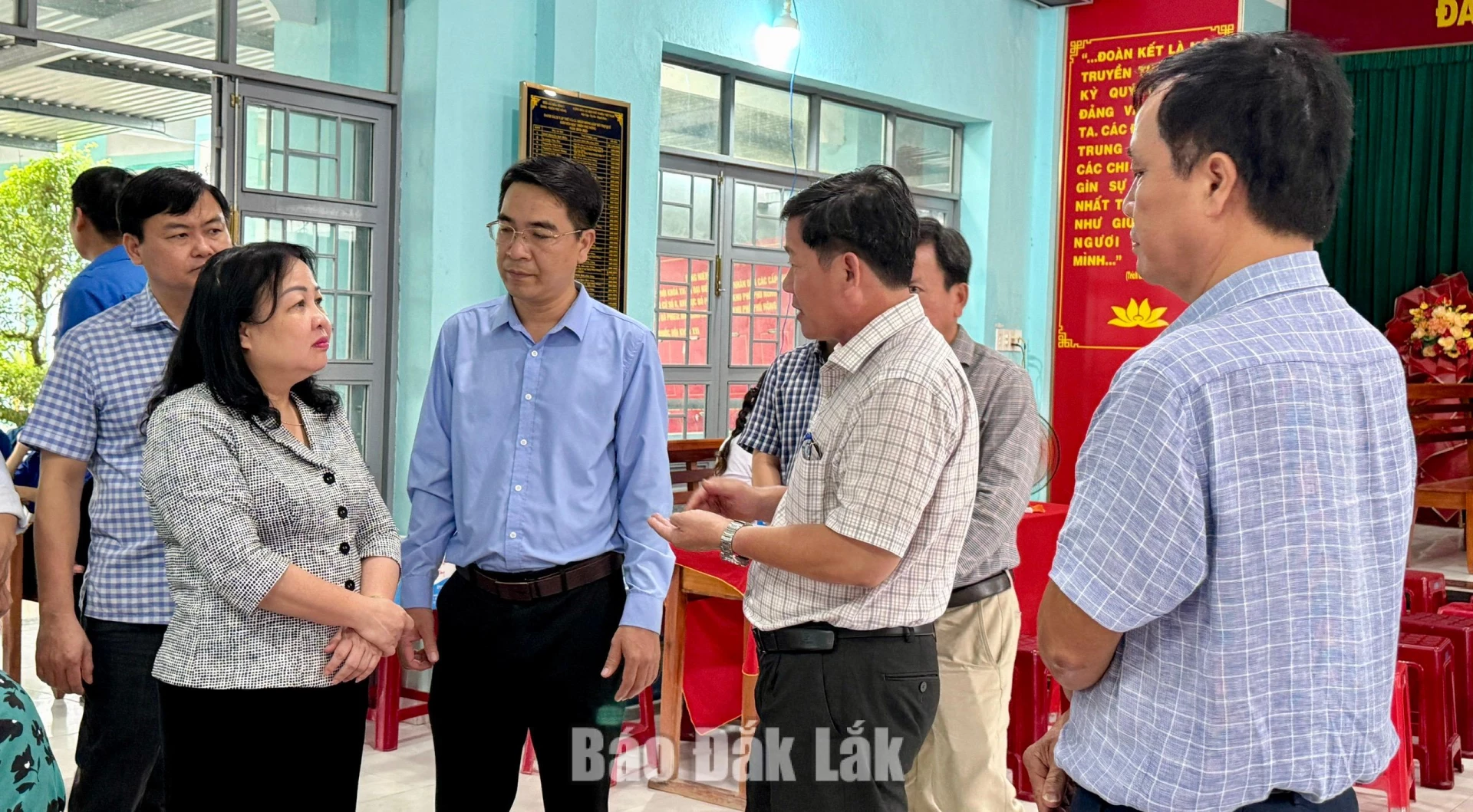 Lãnh đạo phường Phú Yên báo cáo tình hình thực hiện chương trình với đoàn khảo sát.