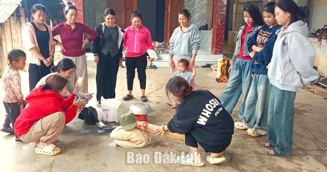 Người dân xã Ea Riêng tham gia lớp đào tạo nghề chăn nuôi.