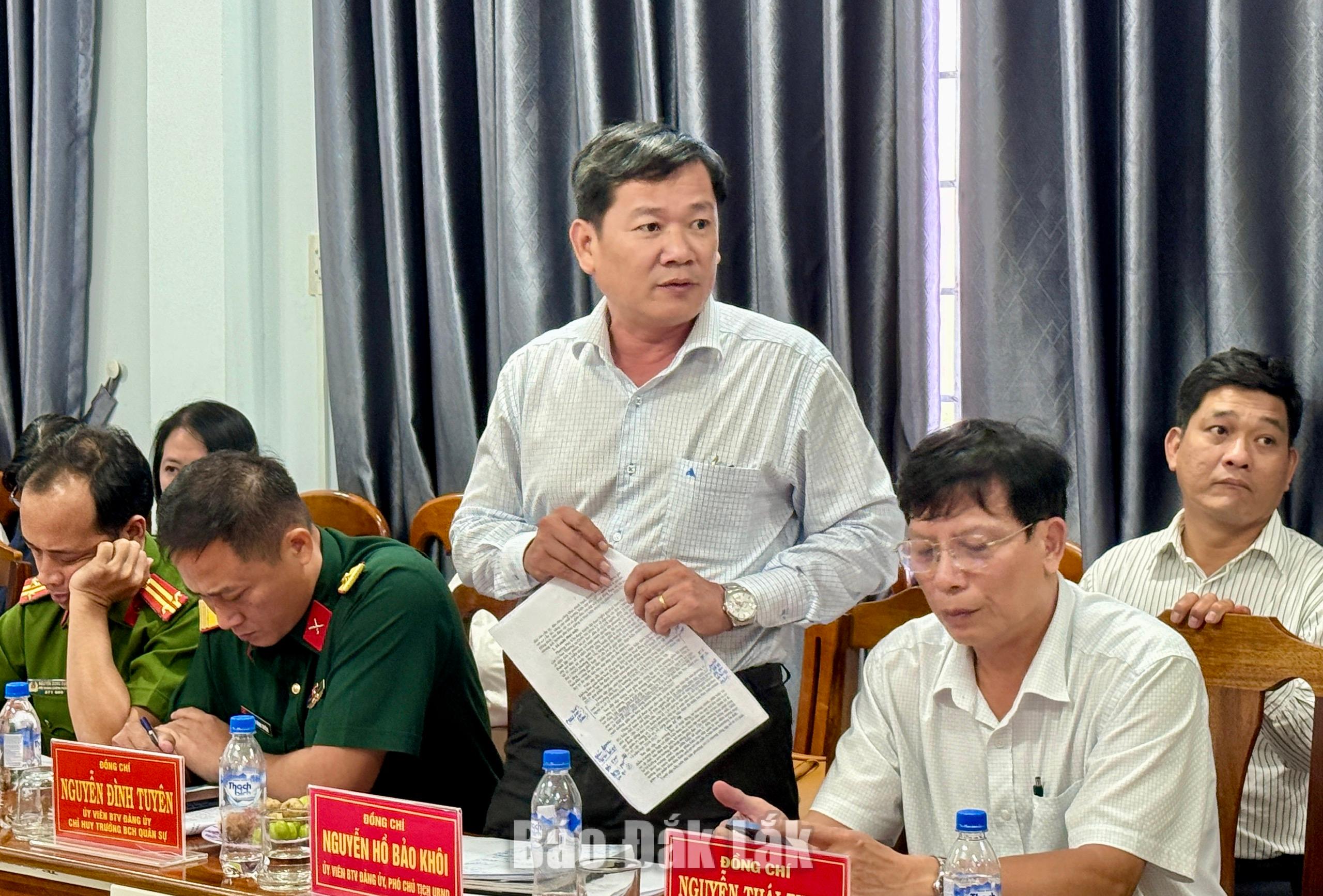 Lãnh đạo phường Phú Yên thông tin làm rõ một số nội dung đoàn giám sát thảo luận tại buổi làm việc.