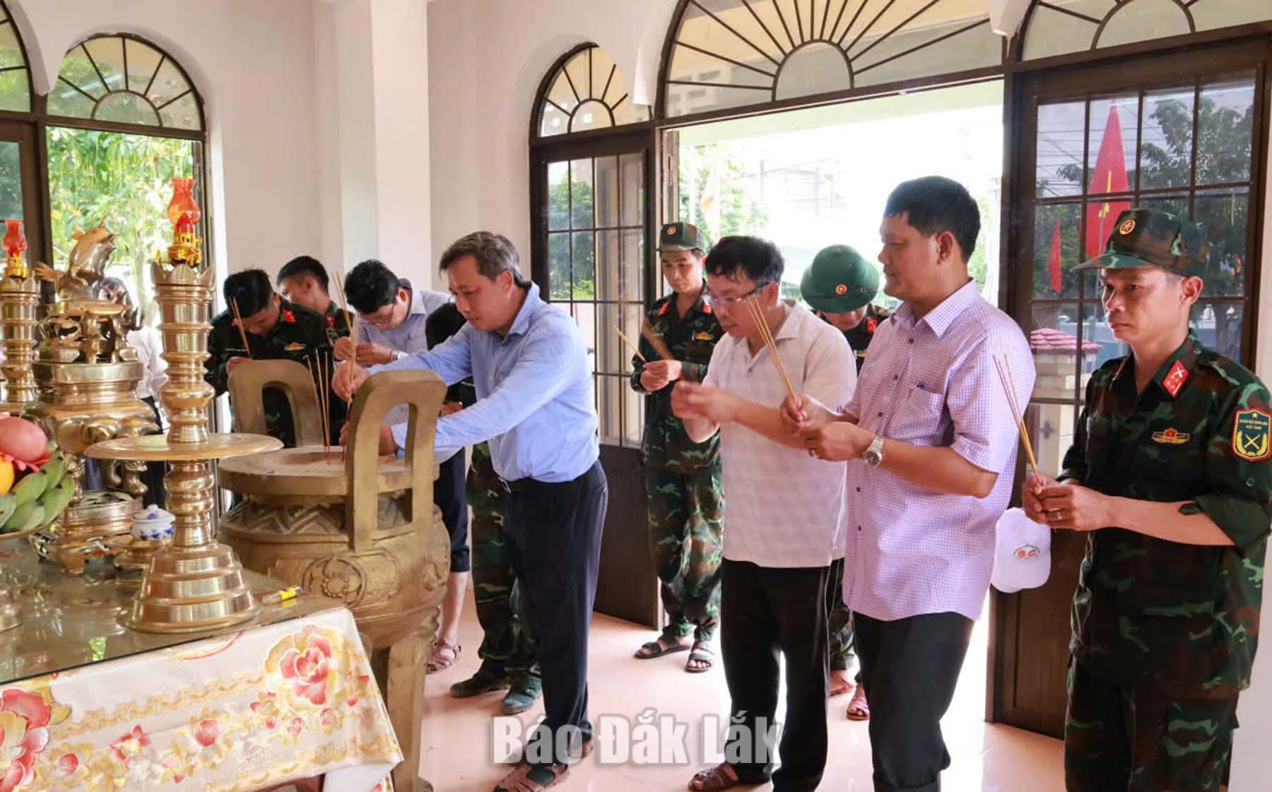 Hài cốt được bảo quản, hương khói tại Phòng thờ Đài tưởng niệm liệt sĩ xã Hòa Mỹ.