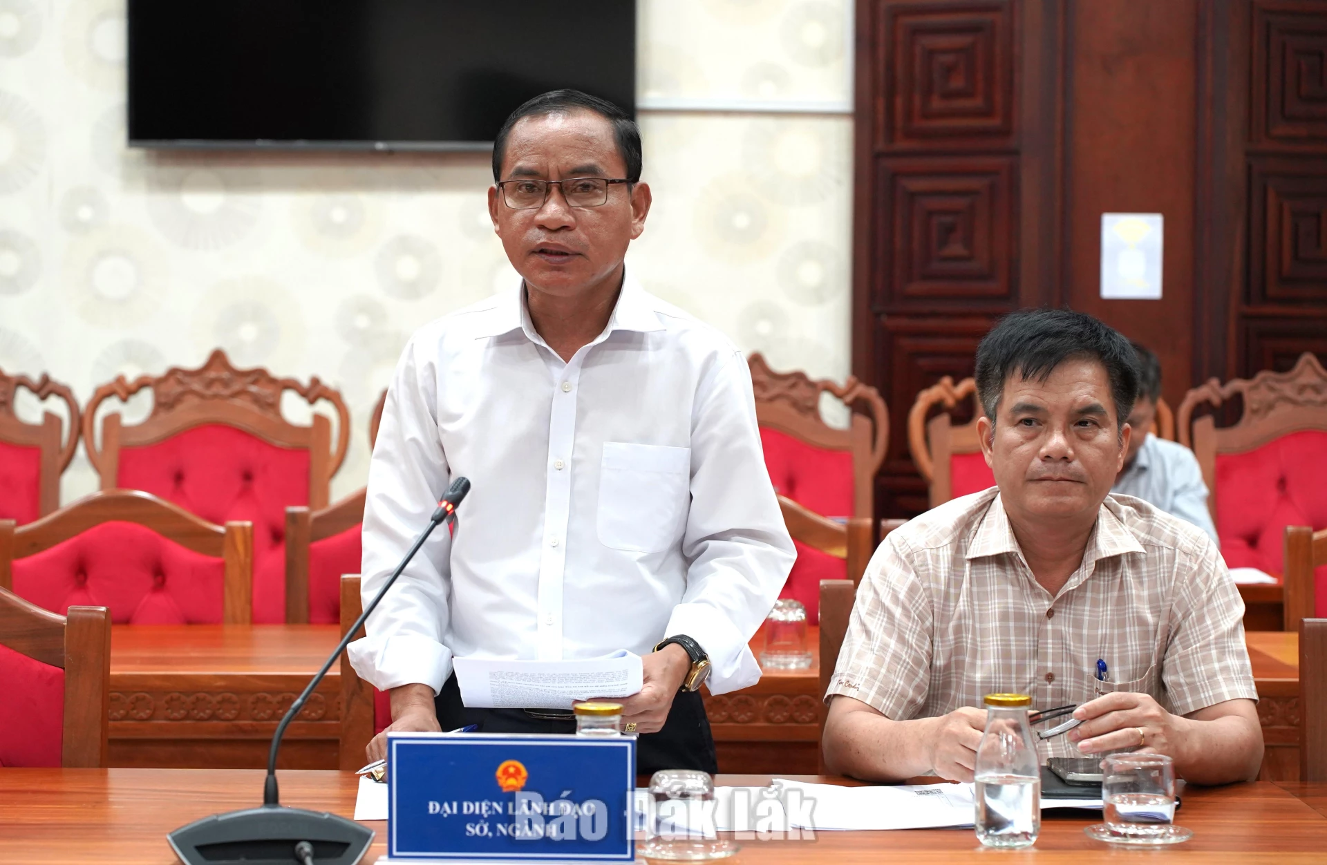 Phó Chánh án TAND tỉnh Y Thông Kbuôr đóng góp ý kiến tại hội nghị.