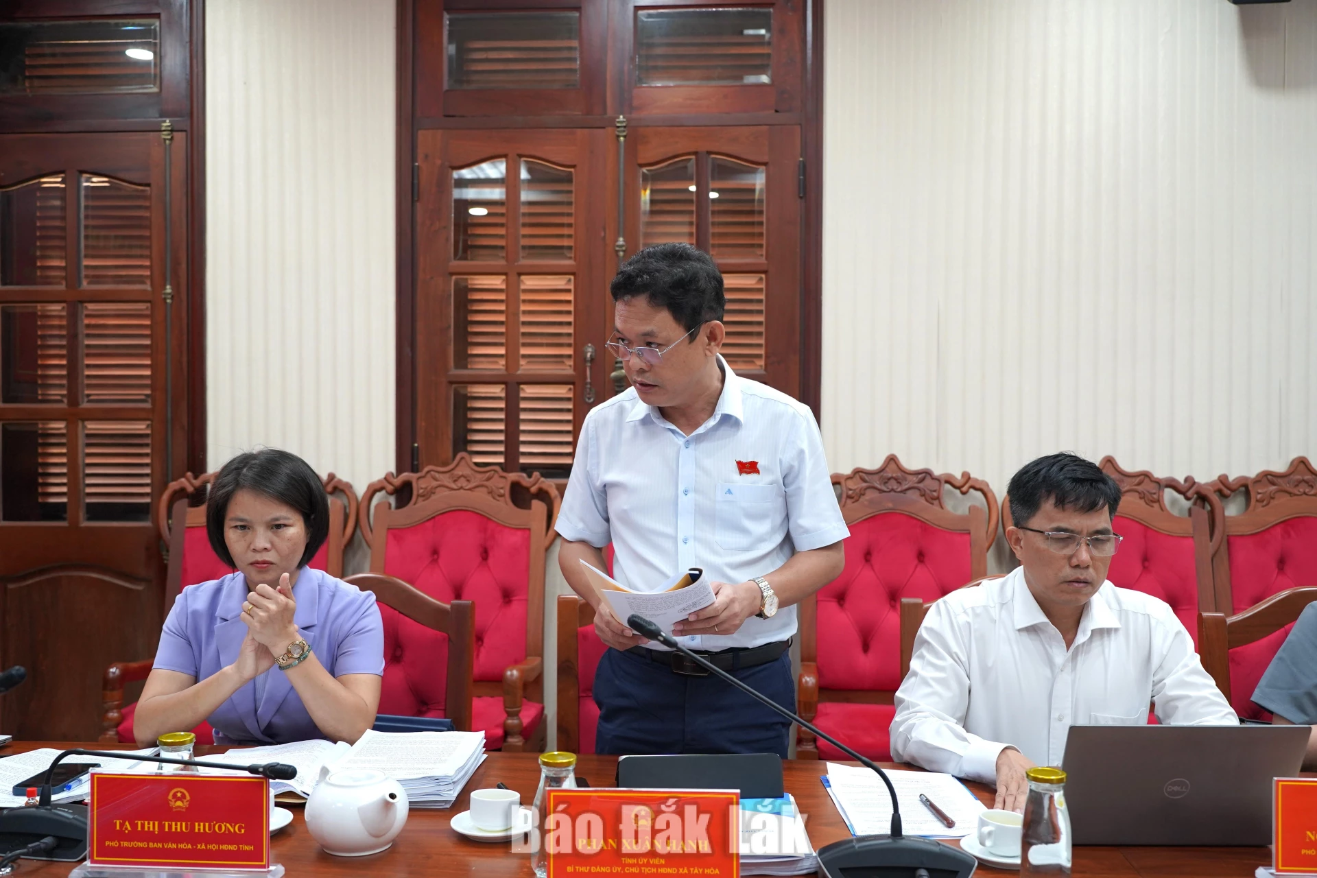 Bí thư Đảng ủy, Chủ tịch HĐND xã Tây Hòa, thành viên Ban Văn hóa - Xã hội HĐND tỉnh Phan Xuân Hạnh đóng góp ý kiến tại cuộc họp.
