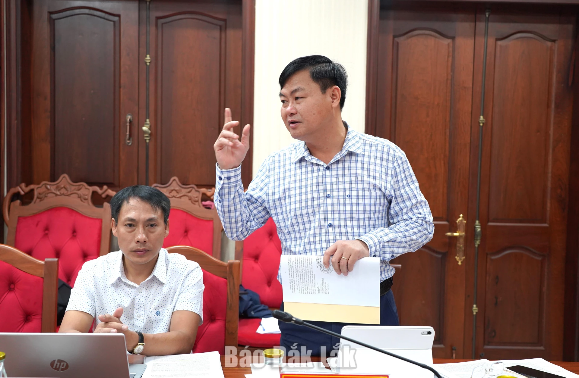 Phó Chủ tịch HĐND tỉnh Đỗ Thái Phong phát biểu tại cuộc họp.