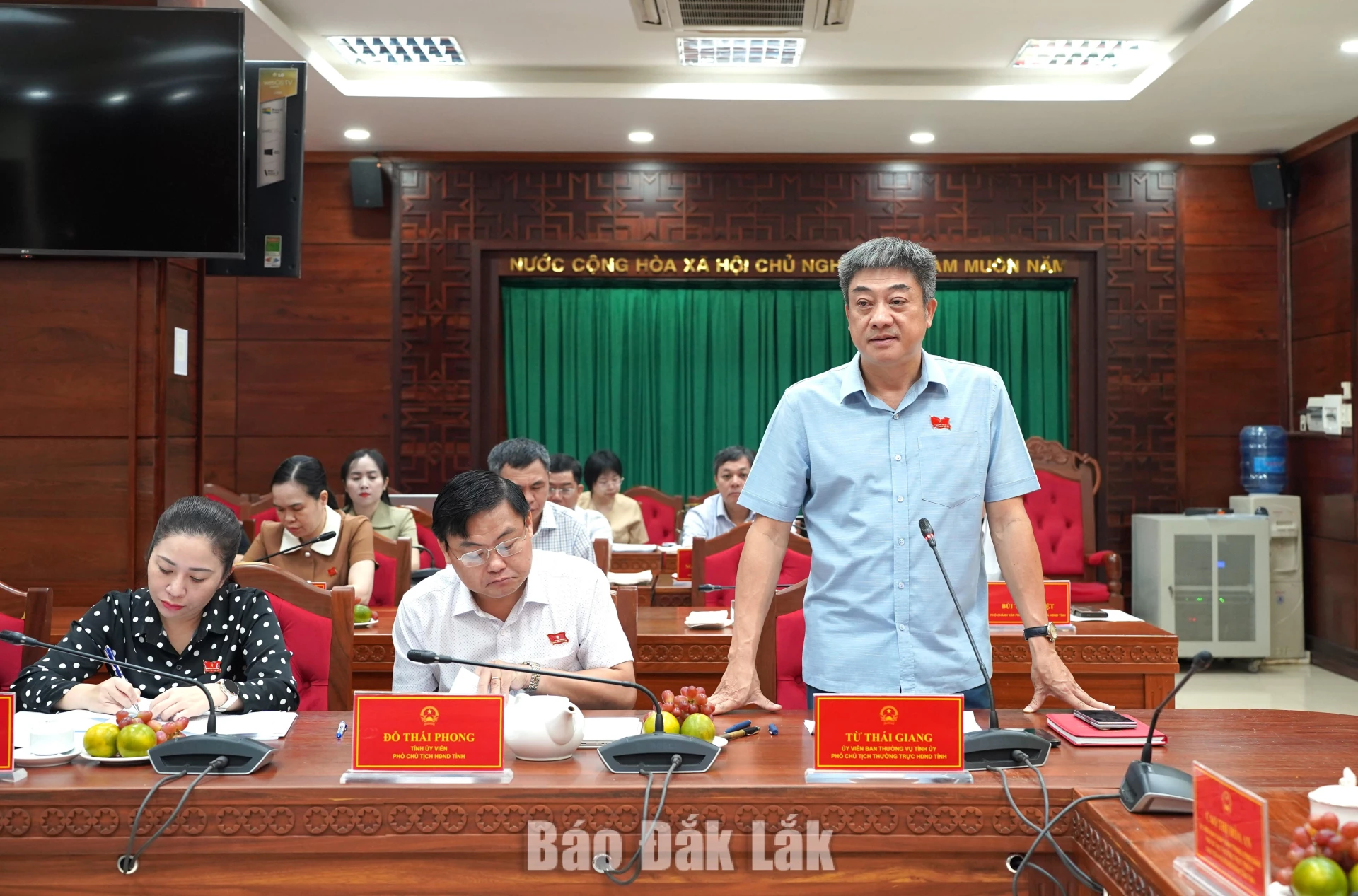 Đồng chí Từ Thái Giang, Ủy viên Ban Thường vụ Tỉnh ủy, Phó Chủ tịch Thường trực HĐND tỉnh phát biểu thảo luận.