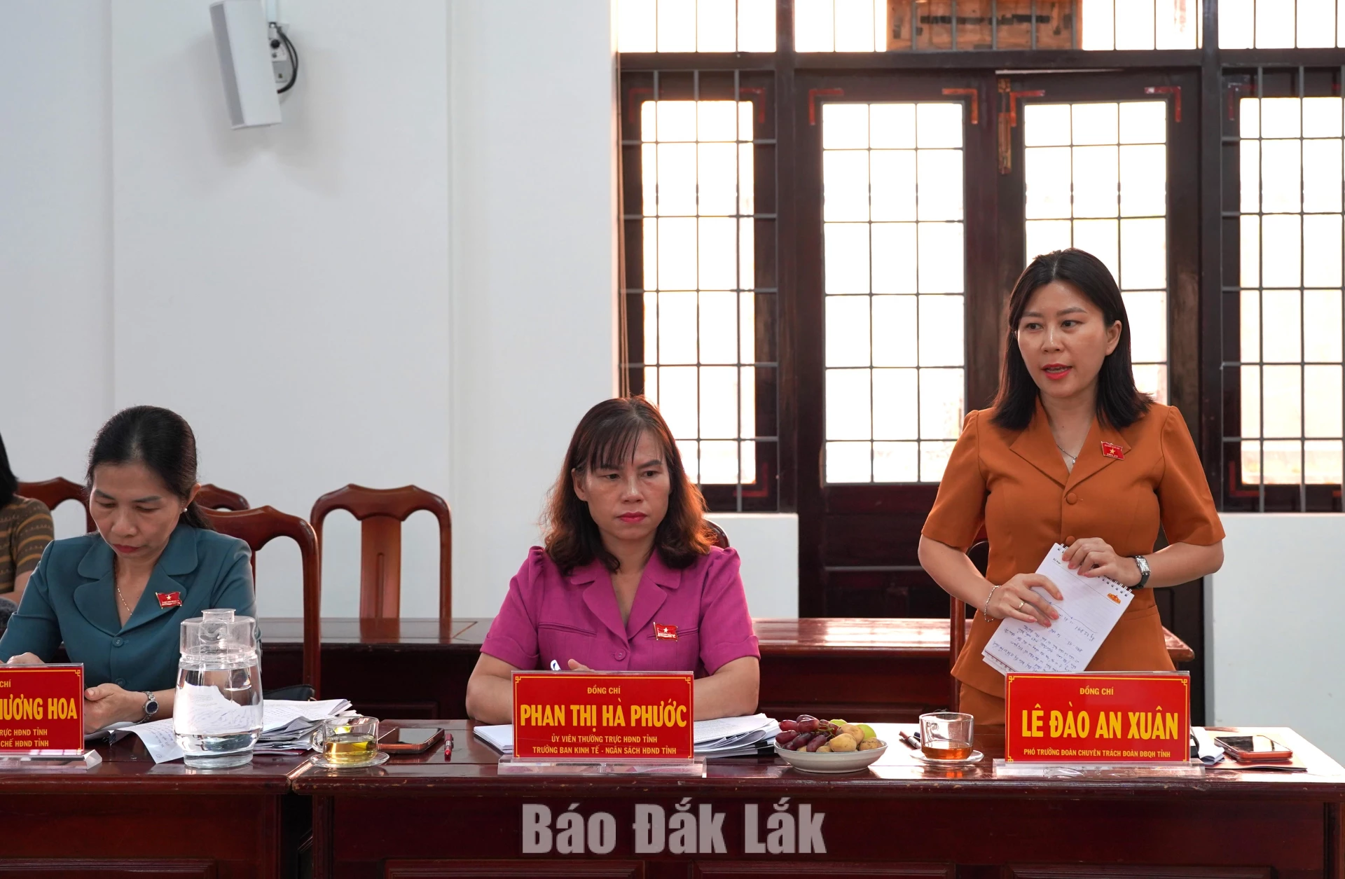 Phó Trưởng đoàn chuyên trách Đoàn ĐBQH tỉnh Lê Đào An Xuân trao đổi một số nội dung liên quan.