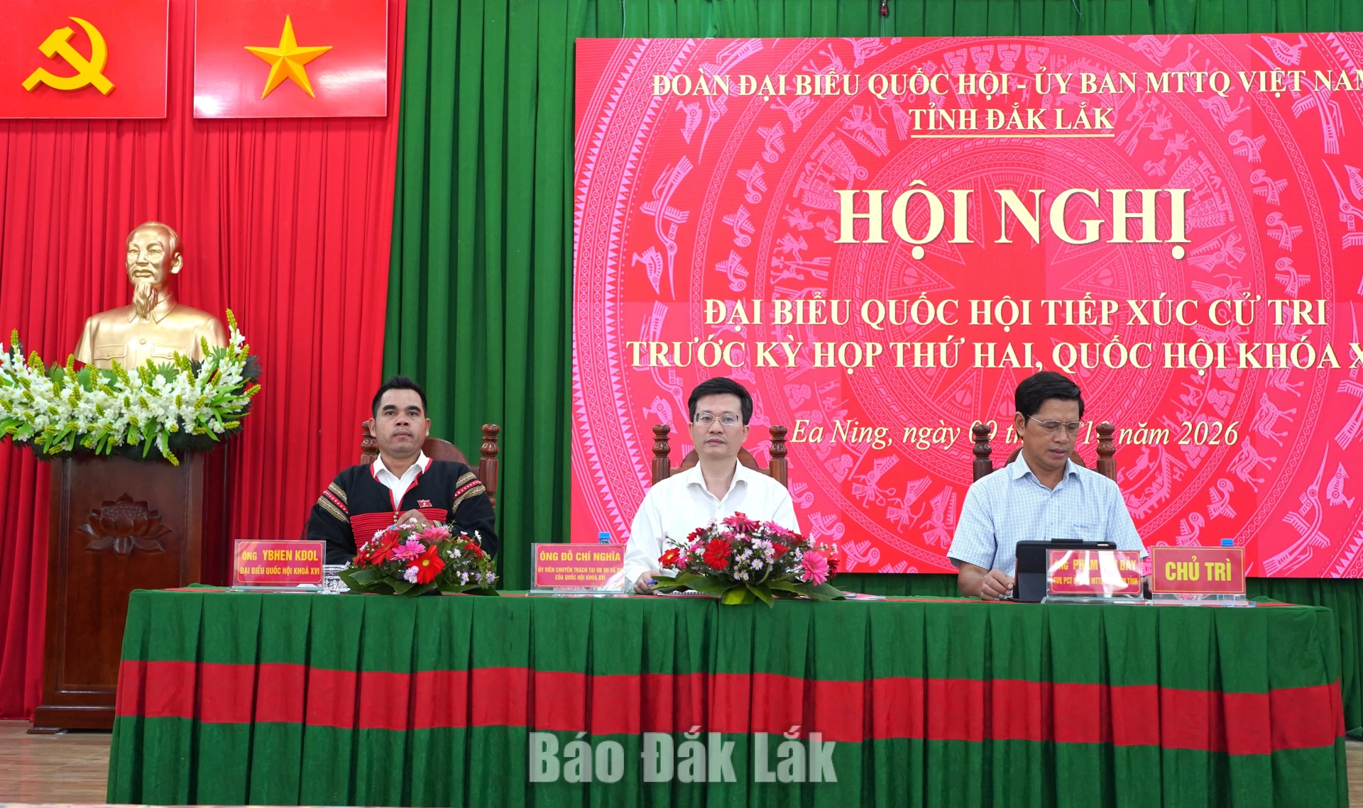 Các ĐBQH hội tham dự tiếp xúc cử tri.
