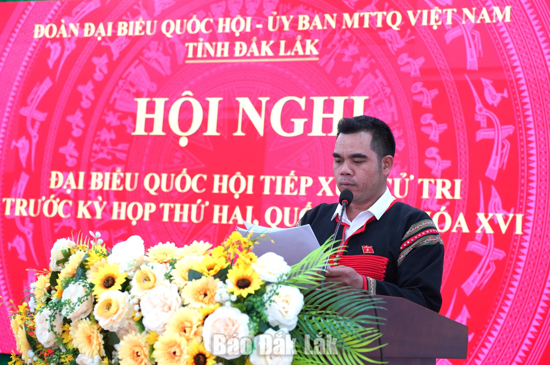 ĐBQH Y Bhen Kđoh báo cáo với cử tri về những hoạt động nổi bật của Đoàn ĐBQH tỉnh thời gian qua.