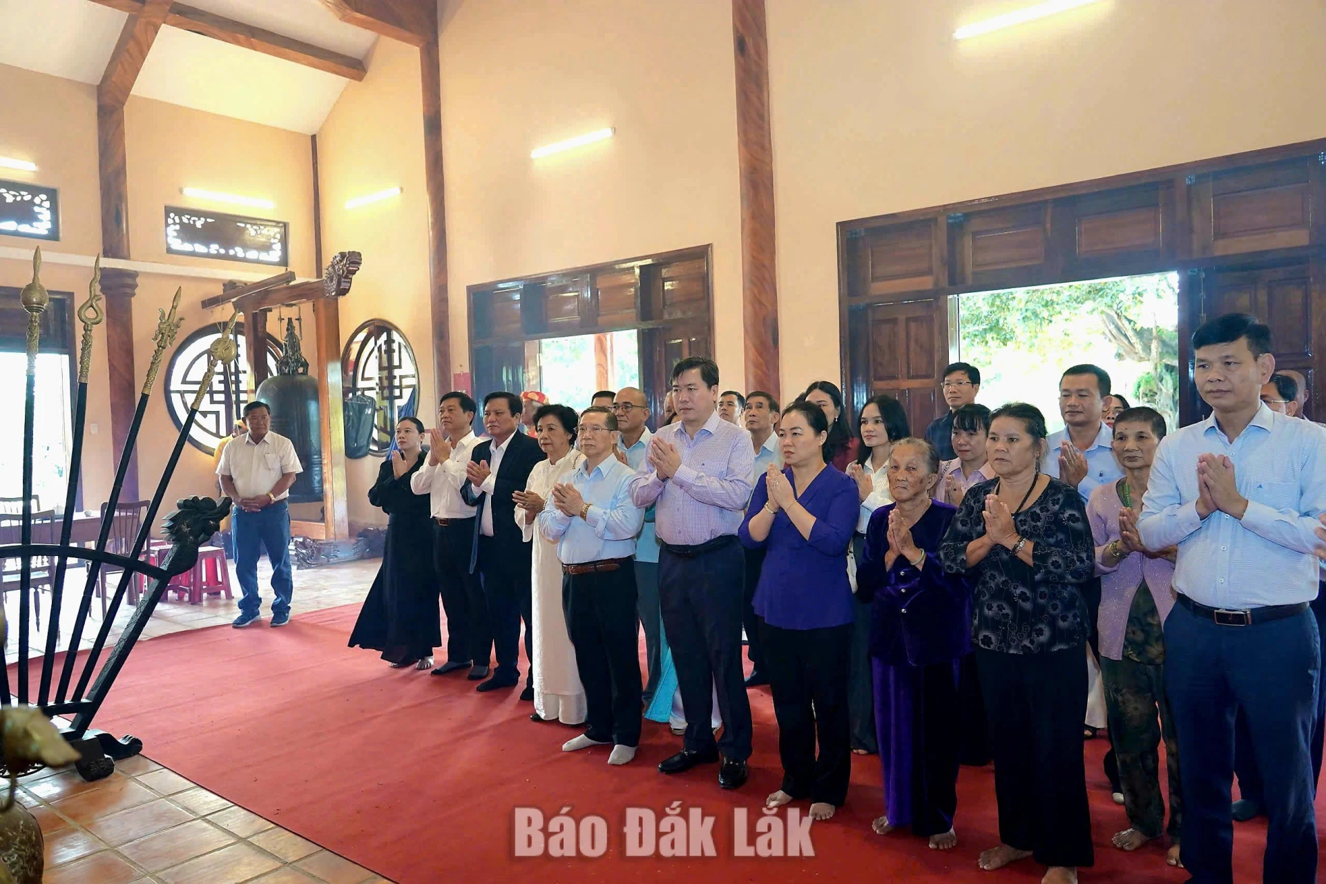 Các đại biểu dâng hương tri ân danh nhân Lương Văn Chánh.