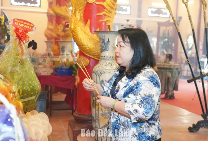 Phó Bí thư thường trực Tỉnh ủy Cao Thị Hòa An dâng hương tưởng niệm danh nhân Lương Văn Chánh