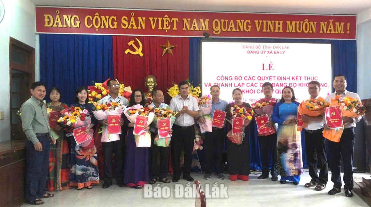 Xã Ea Ly trao các quyết định thành lập chi bộ mới.