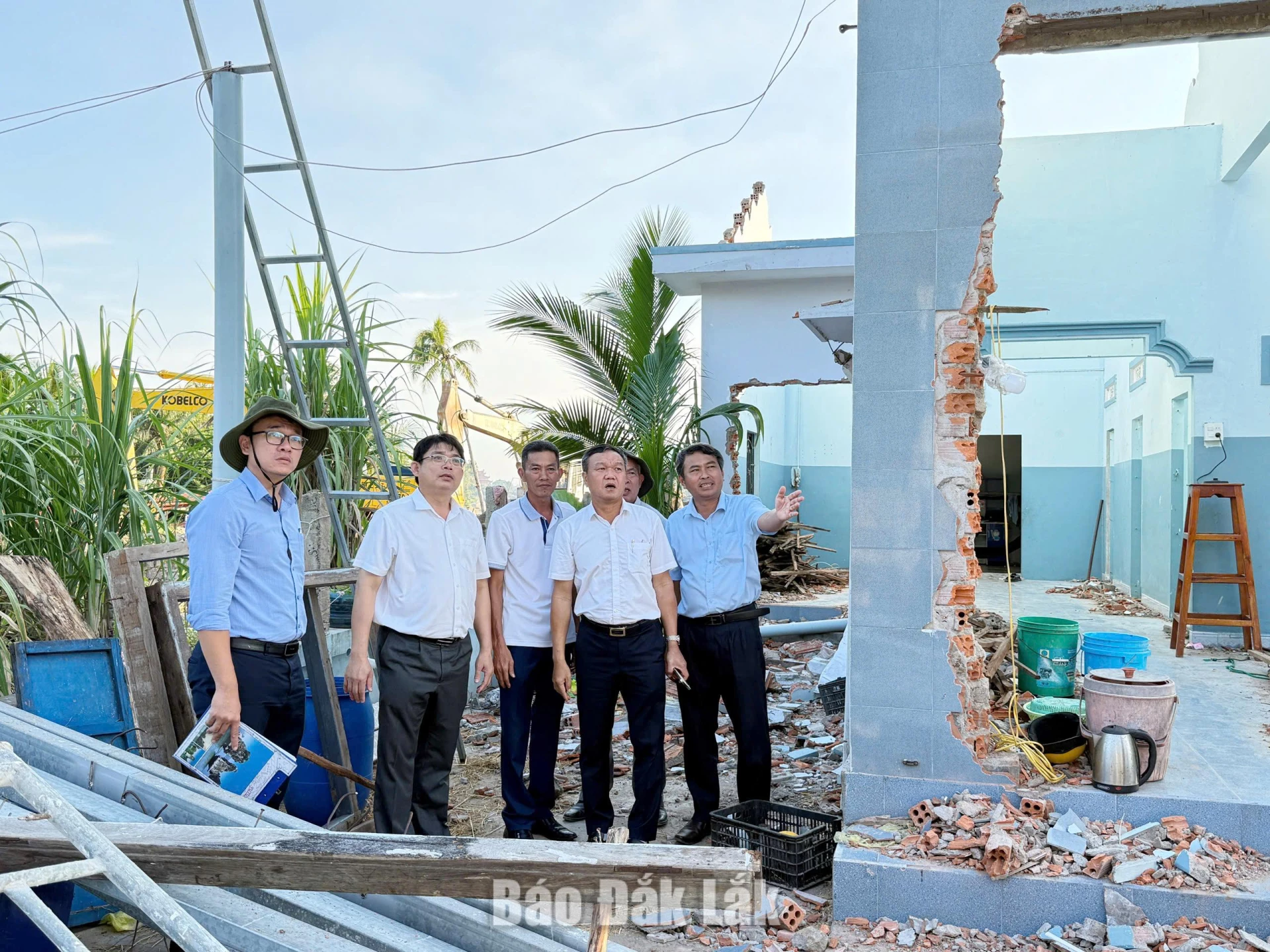 Đoàn công tác kiểm tra công tác hỗ trợ tháo gỡ nhà và công trình phụ vụ dự án