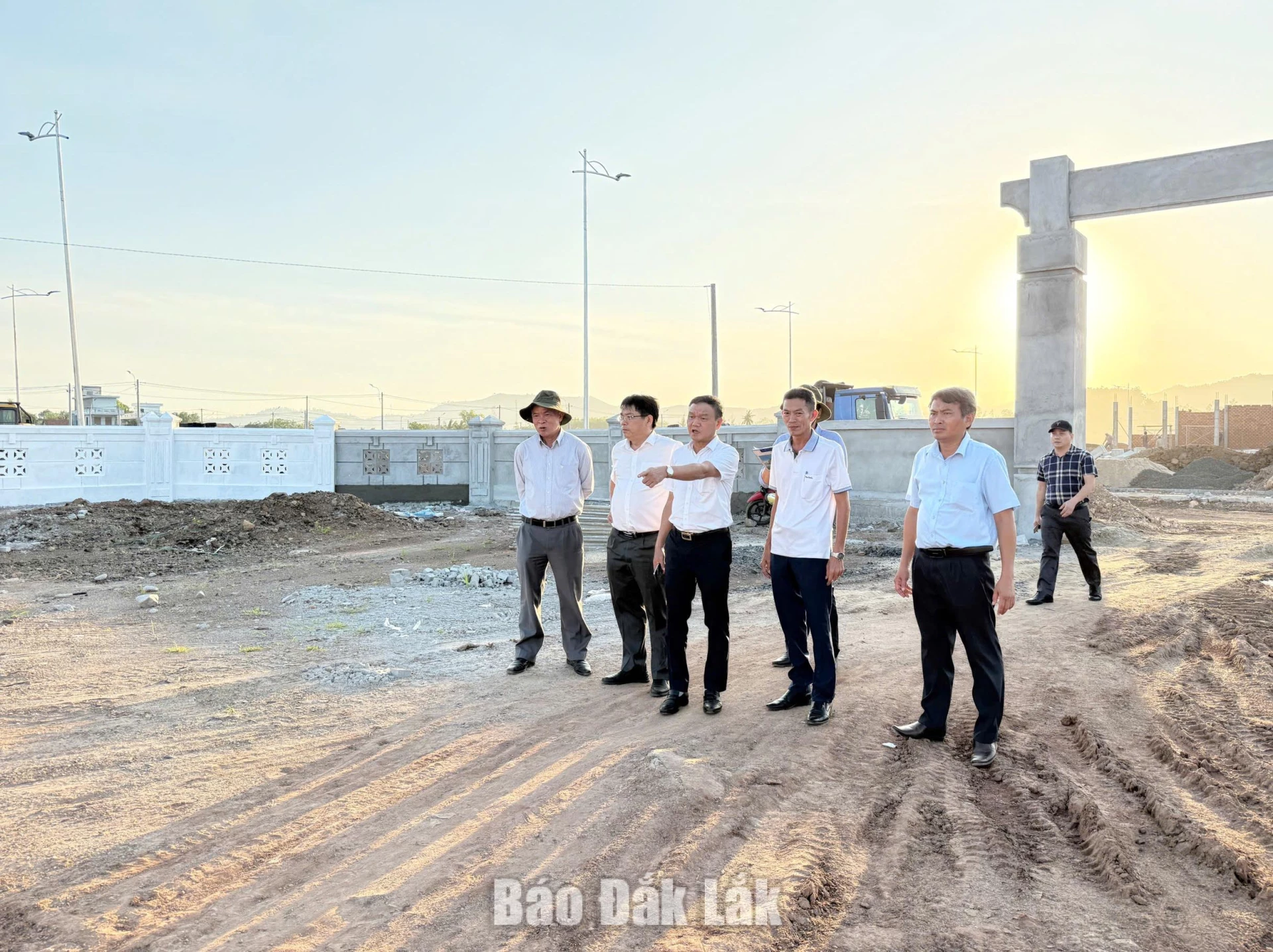Đoàn công tác kiểm tra công tác đầu tư hạ tầng các khu tái định cư phục vụ người dân di dời nhà cửa đến nơi ở mới.