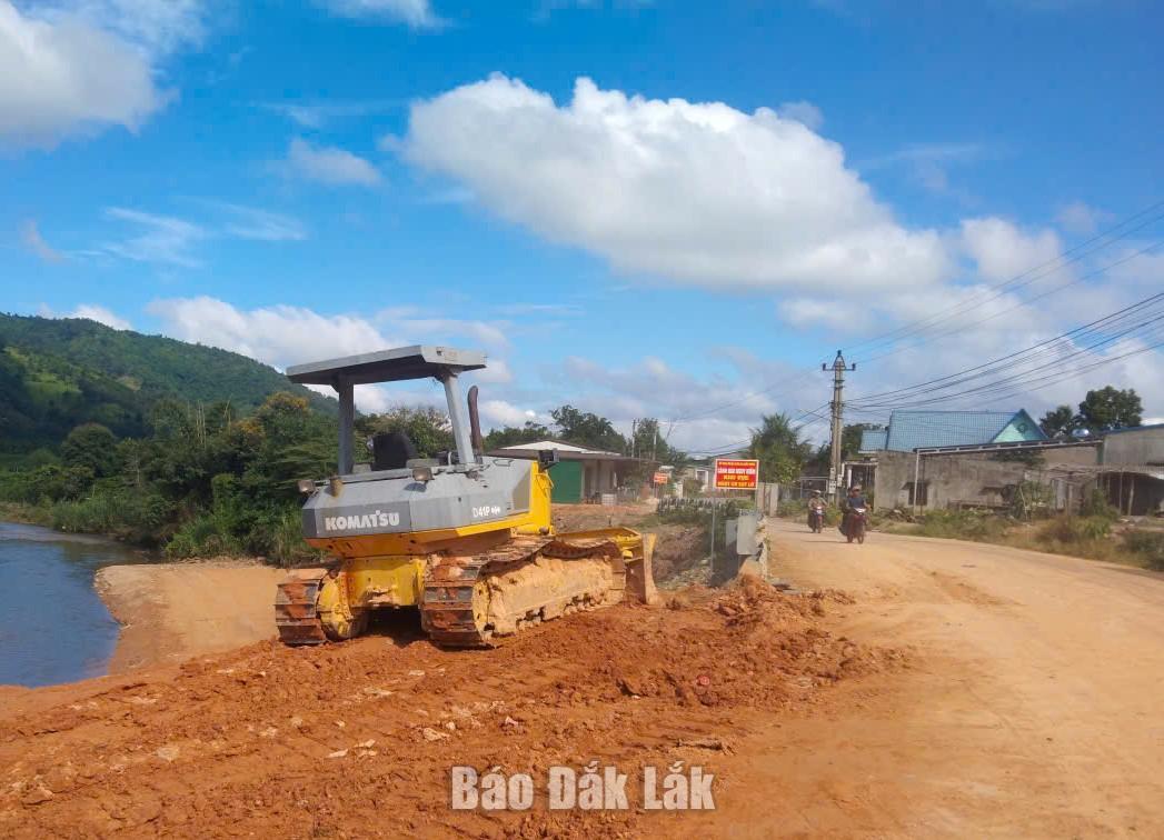 Construction work on a project to reinforce anti-erosion embankments and realign a stream in Lieng Keh village, Dak Phoi commune.