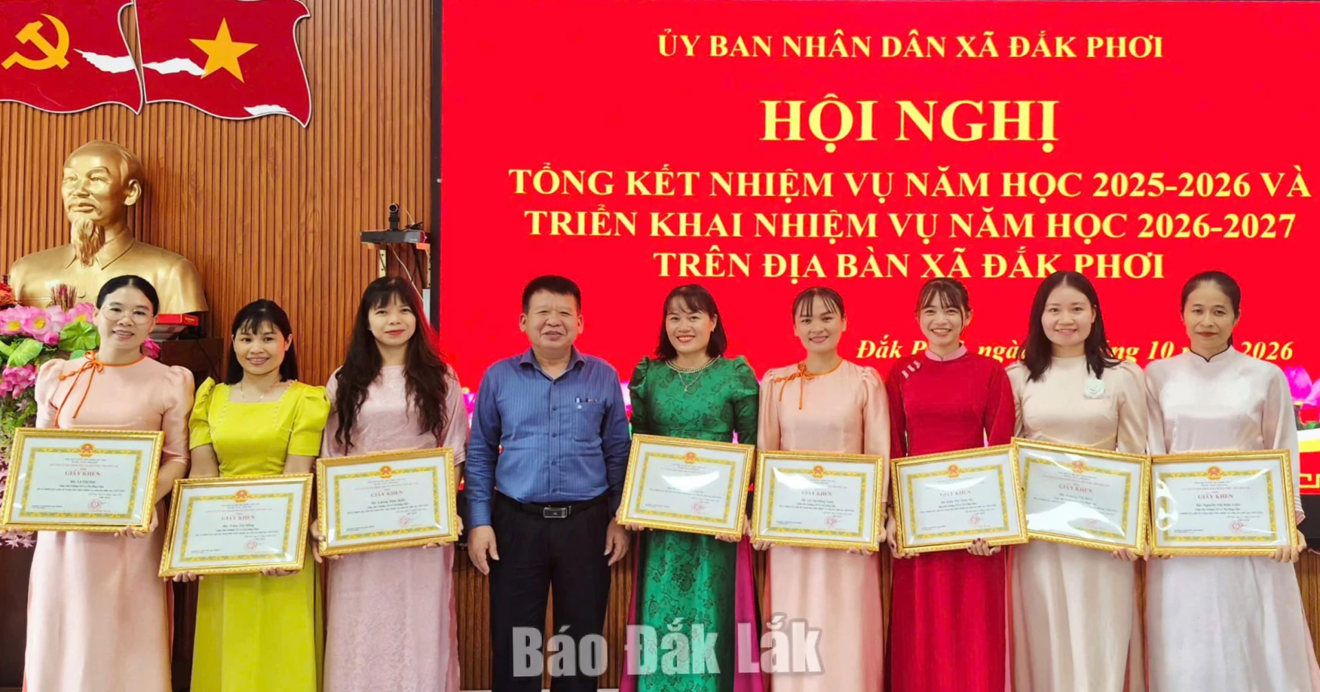 Bí thư Đảng ủy xã Đắk Phơi Nguyễn Quang Dũng tặng giấy khen cho các cá nhân có thành tích xuất sắc trong năm học 2025 - 2026.