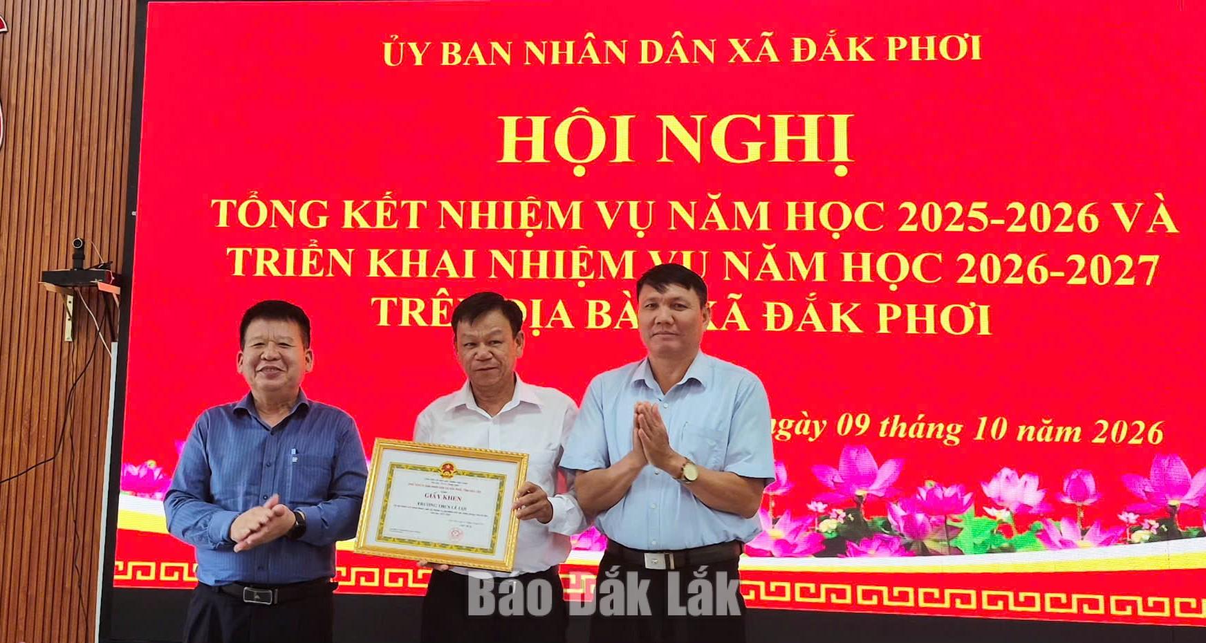 Lãnh đạo xã Đắk Phơi tặng giấy khen cho tập thể có thành tích xuất sắc trong năm học 2025 - 2026.