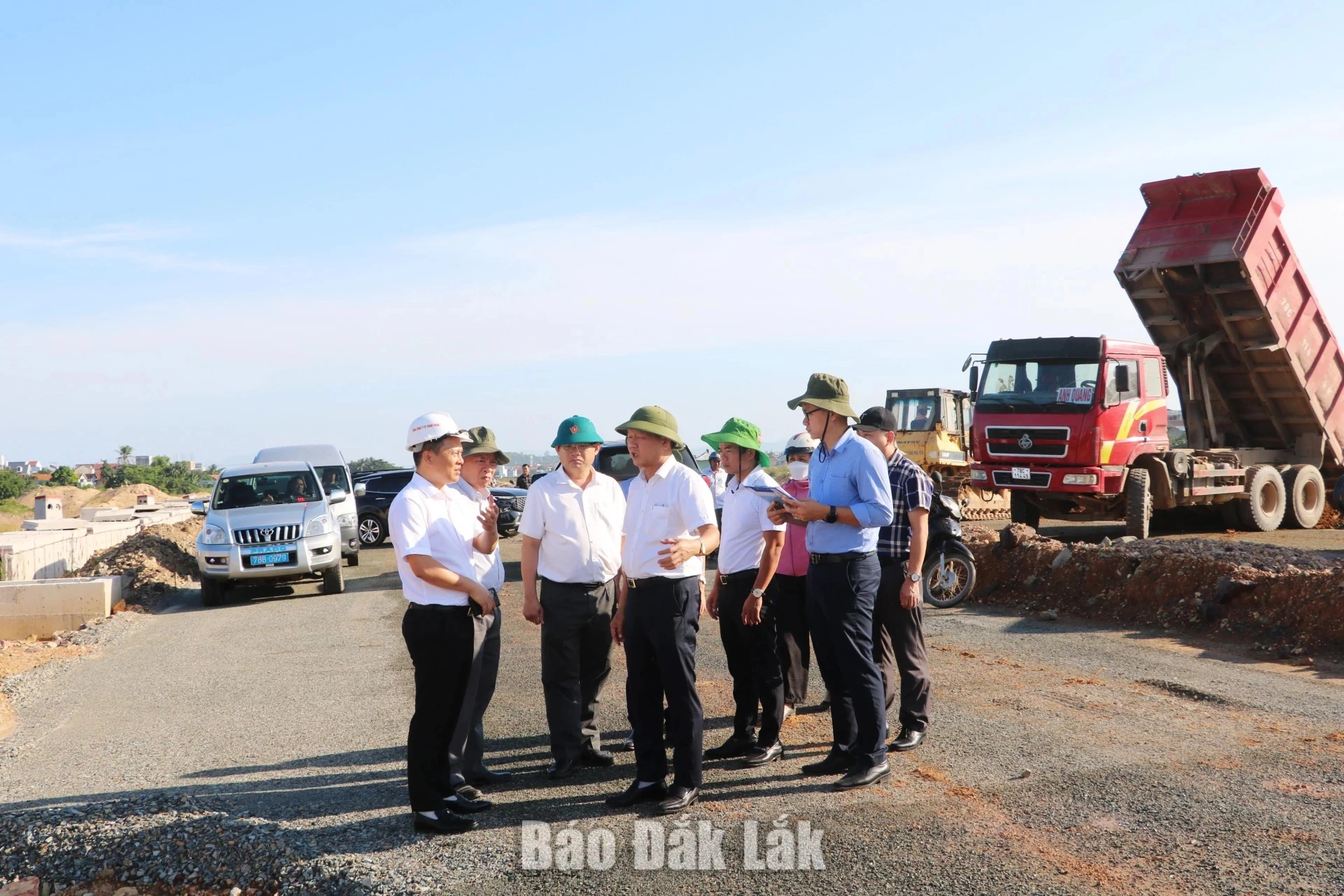 PPC Vice Chairman, comrade Dao My inspecting the extended Nguyen Trai road investment project.