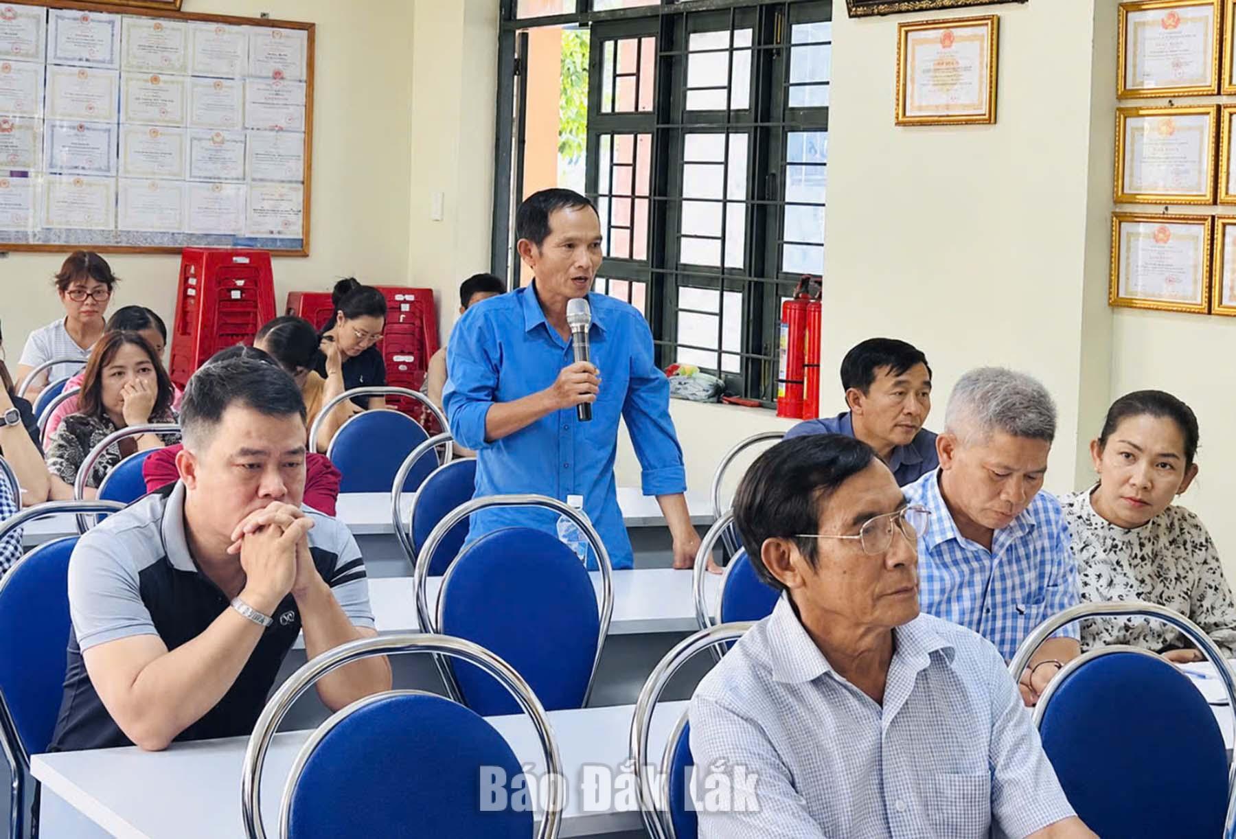 Người dân phát biểu ý kiến tại diễn đàn.