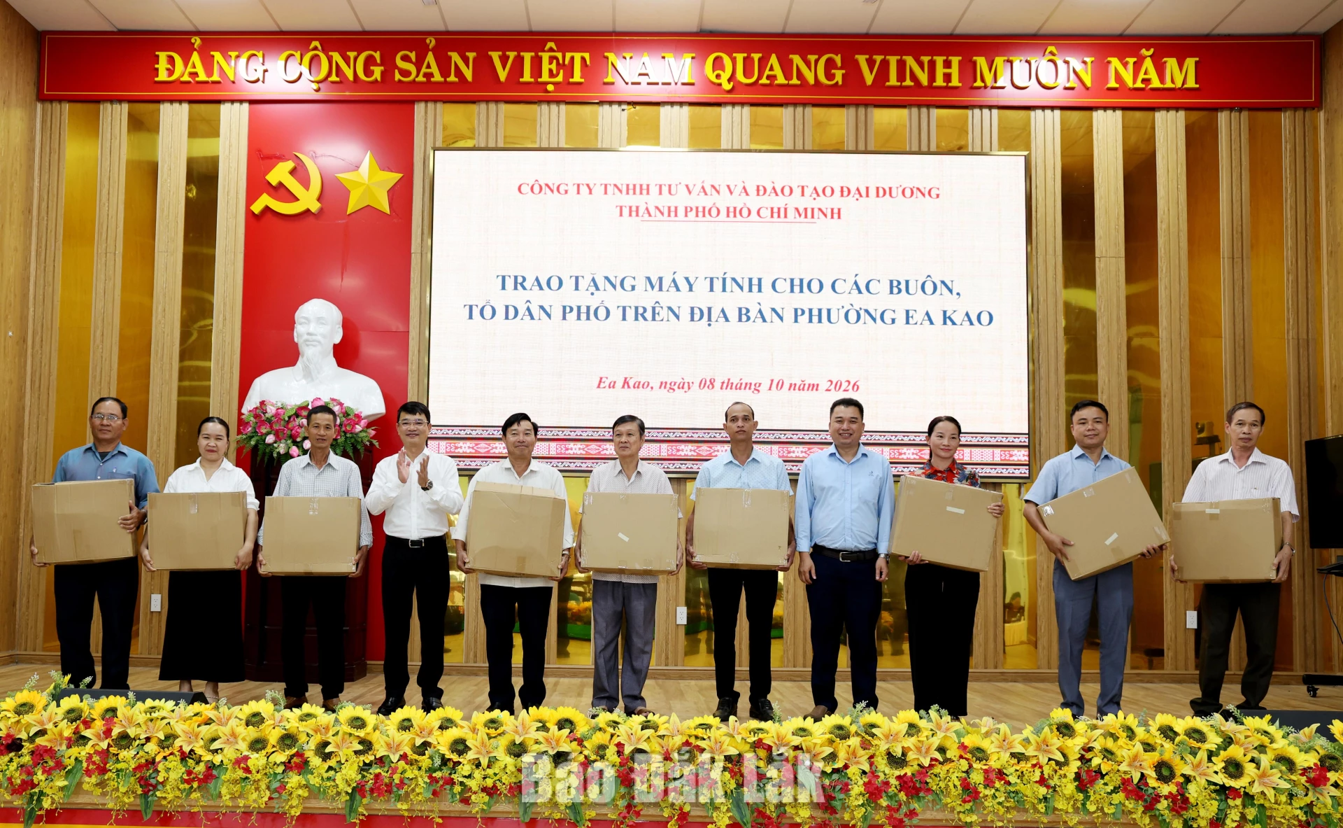 Lãnh đạo phường Ea Kao và Công ty TNHH Tư vấn và Đào tạo Đại Dương (TP. Hồ Chí Minh) trao máy vi tính cho các buôn, tổ dân phố trong phường.