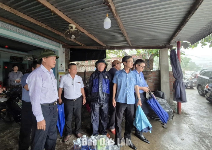 Phó Chủ tịch UBND tỉnh Đào Mỹ cùng đoàn công tác kiểm tra tại hộ dân trong diện di dời, giải tỏa nhưng chưa di dời.