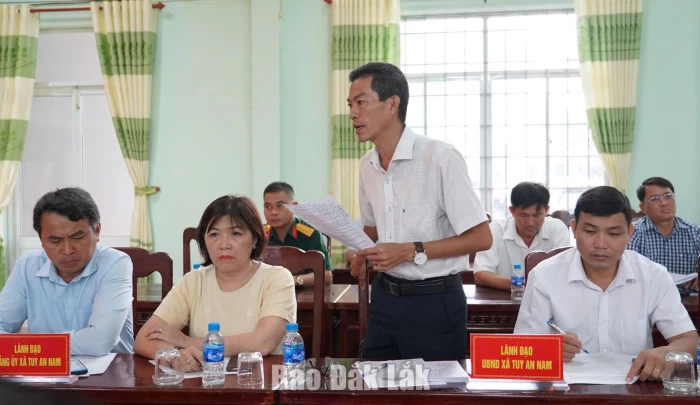 Lãnh đạo xã Tuy An Nam báo cáo công tác giải phóng mặt bằng của địa phương tại buổi làm việc.