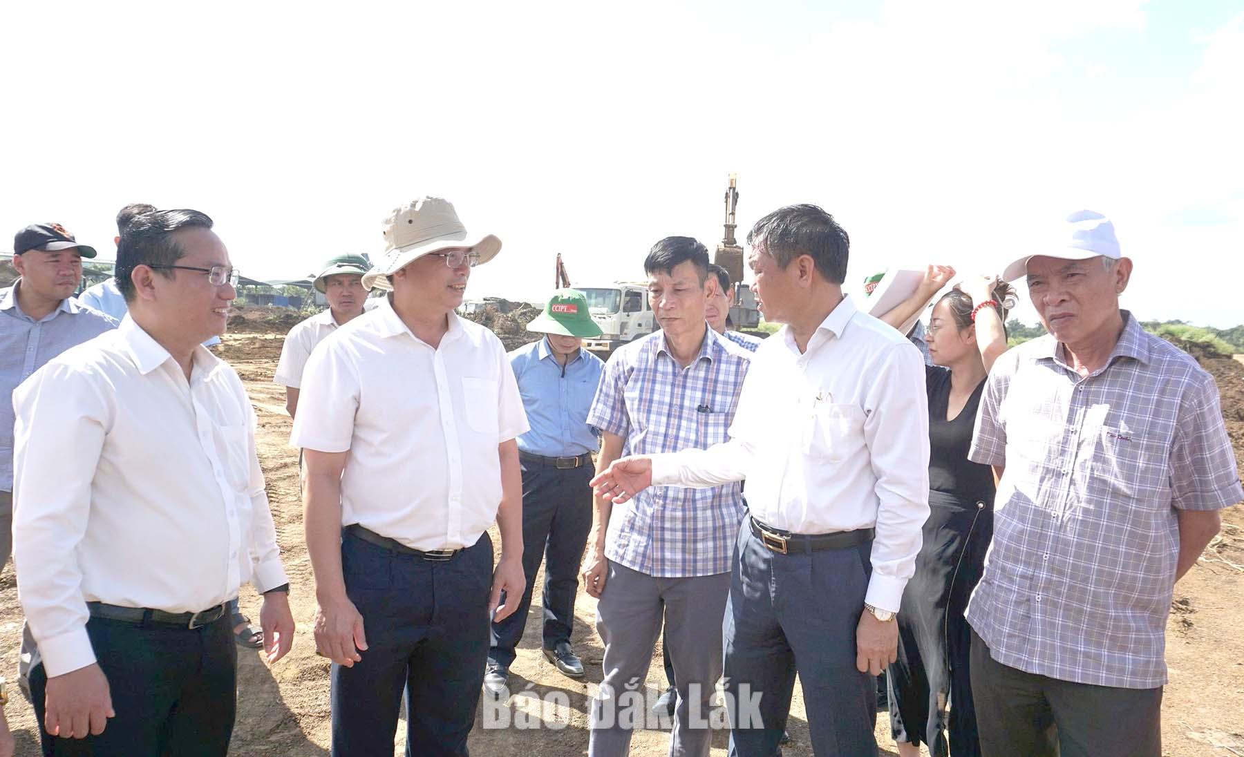 Phó Chủ tịch UBND tỉnh Đào Mỹ kiểm tra các dự án giao thông tại Khu công nghiệp Hòa Phú. Ảnh: K.Lê