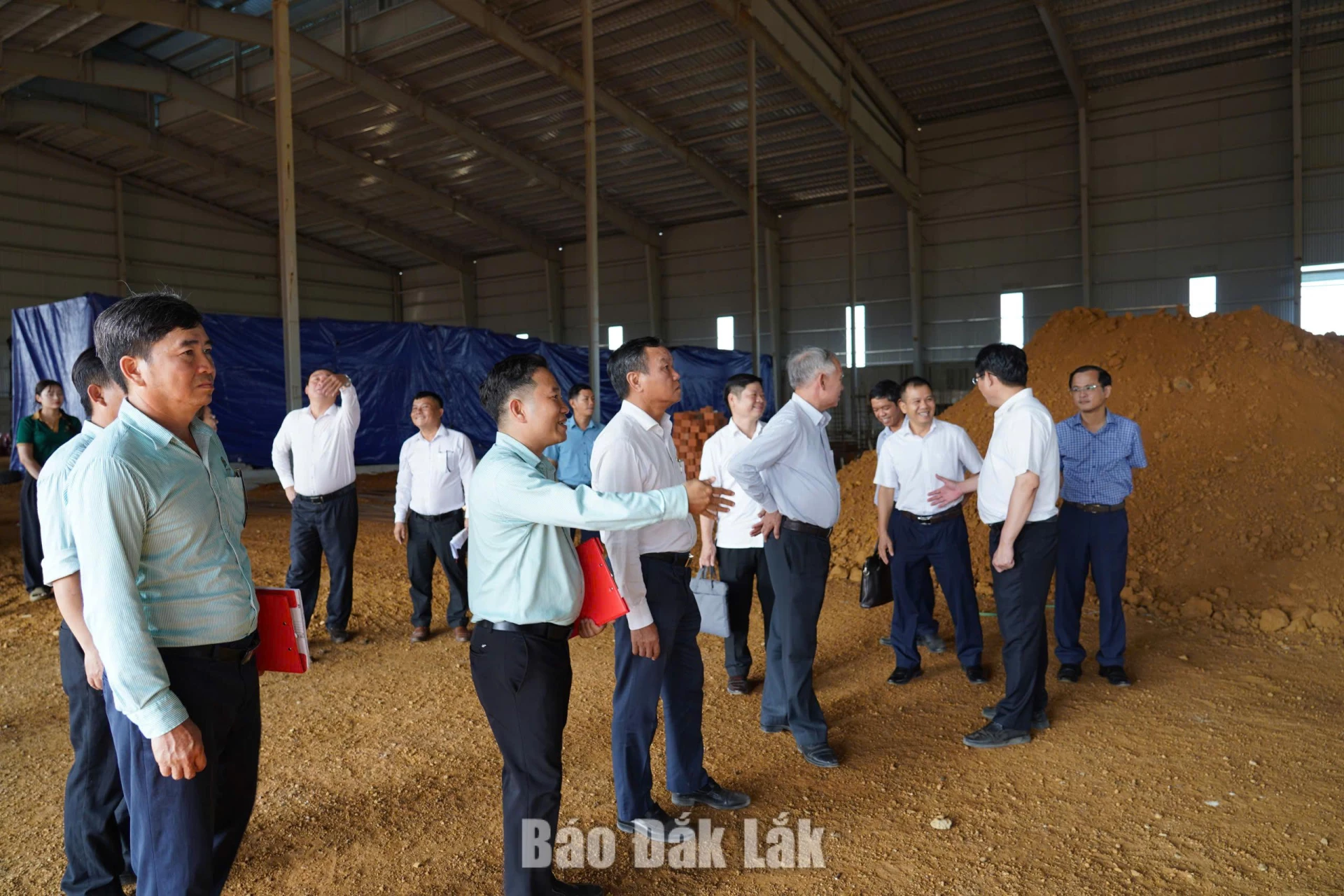 Phó Chủ tịch UBND tỉnh Đào Mỹ đi kiểm tra thực tế tình hình, tiến độ thực hiện Dự án Nhà máy sản xuất dăm gỗ và viên nén xuất khẩu Sơn Phú.