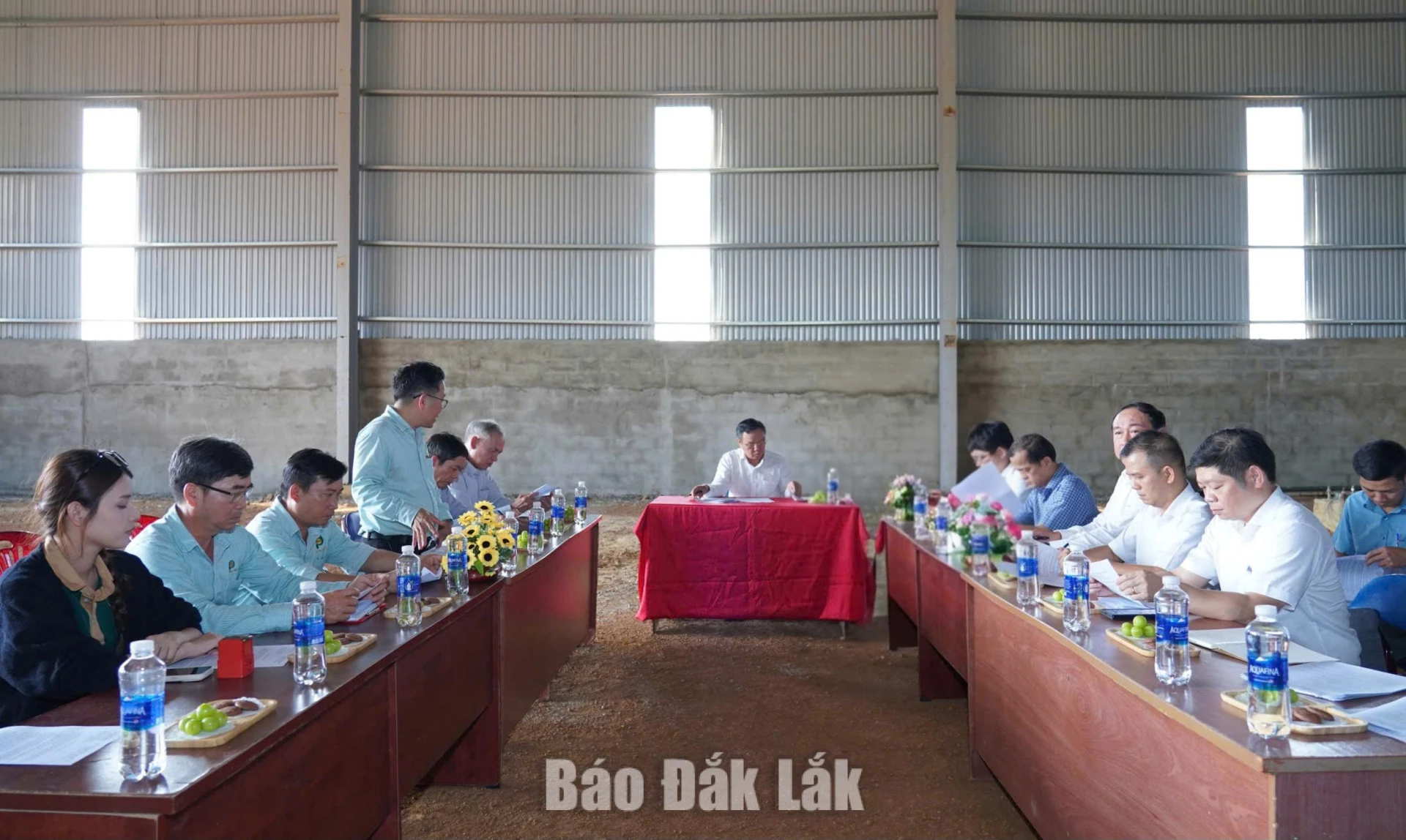Đại diện Công ty Cổ phần Sơn Phú Tuy An báo cáo tình hình triển khai dự án với đoàn công tác.