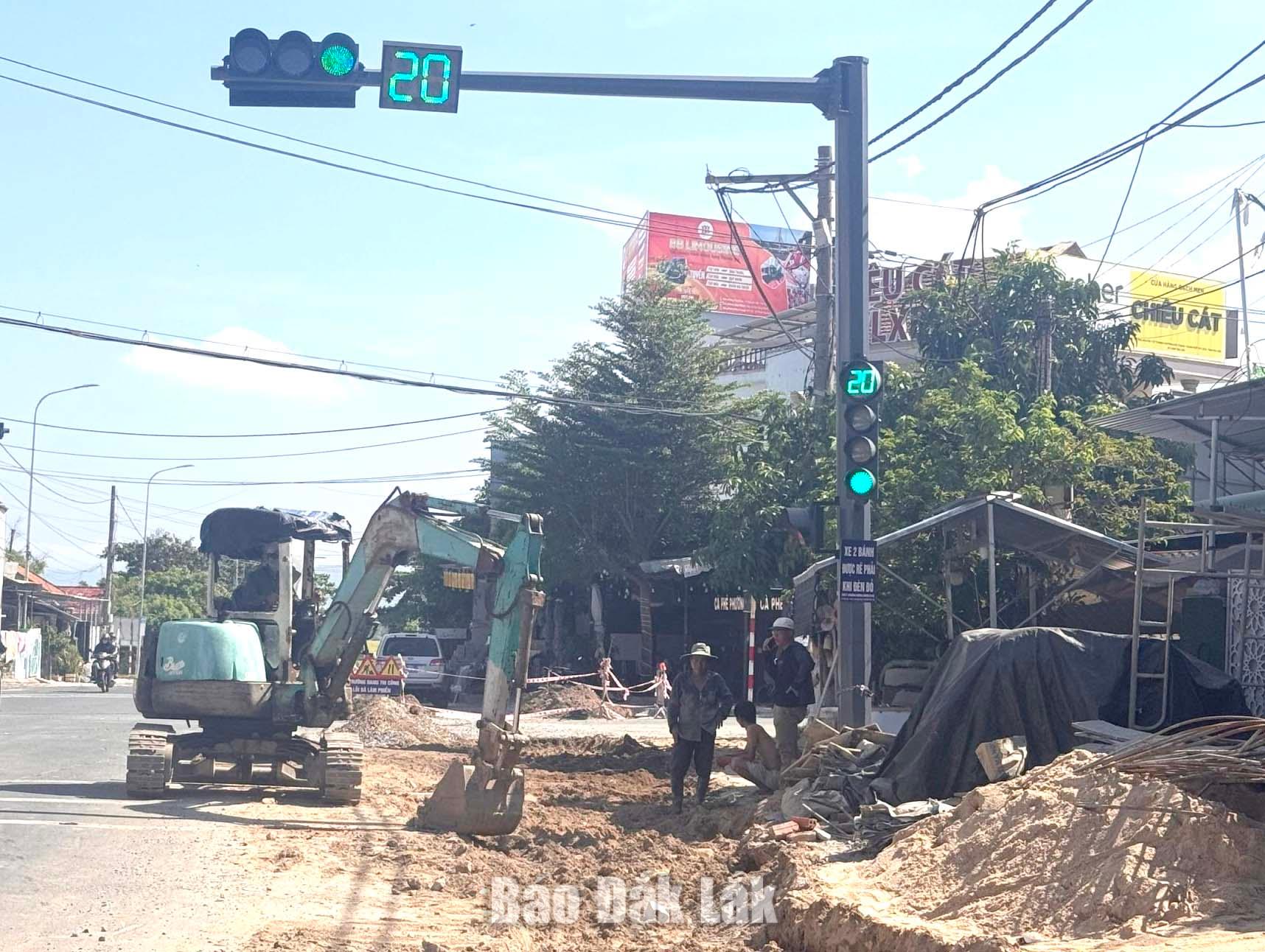 Thi công hệ thống thoát nước trên đường Nguyễn Tất Thành (đoạn qua phường Phú Yên). 