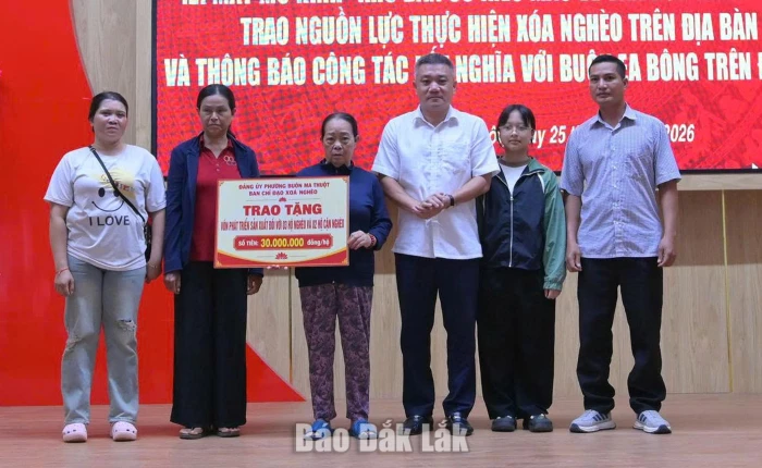 Chủ tịch UBND phường Buôn Ma Thuột trao tiền hỗ trợ cho hộ nghèo trên địa bàn phường.