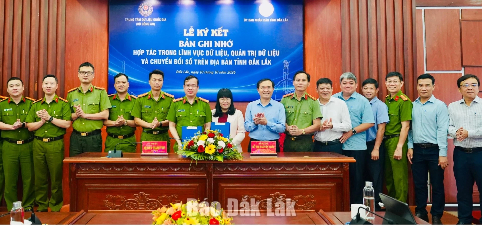 The Dak Lak PPC and the National Data Centre under the Ministry of Public Security conducting the MoU signing ceremony.