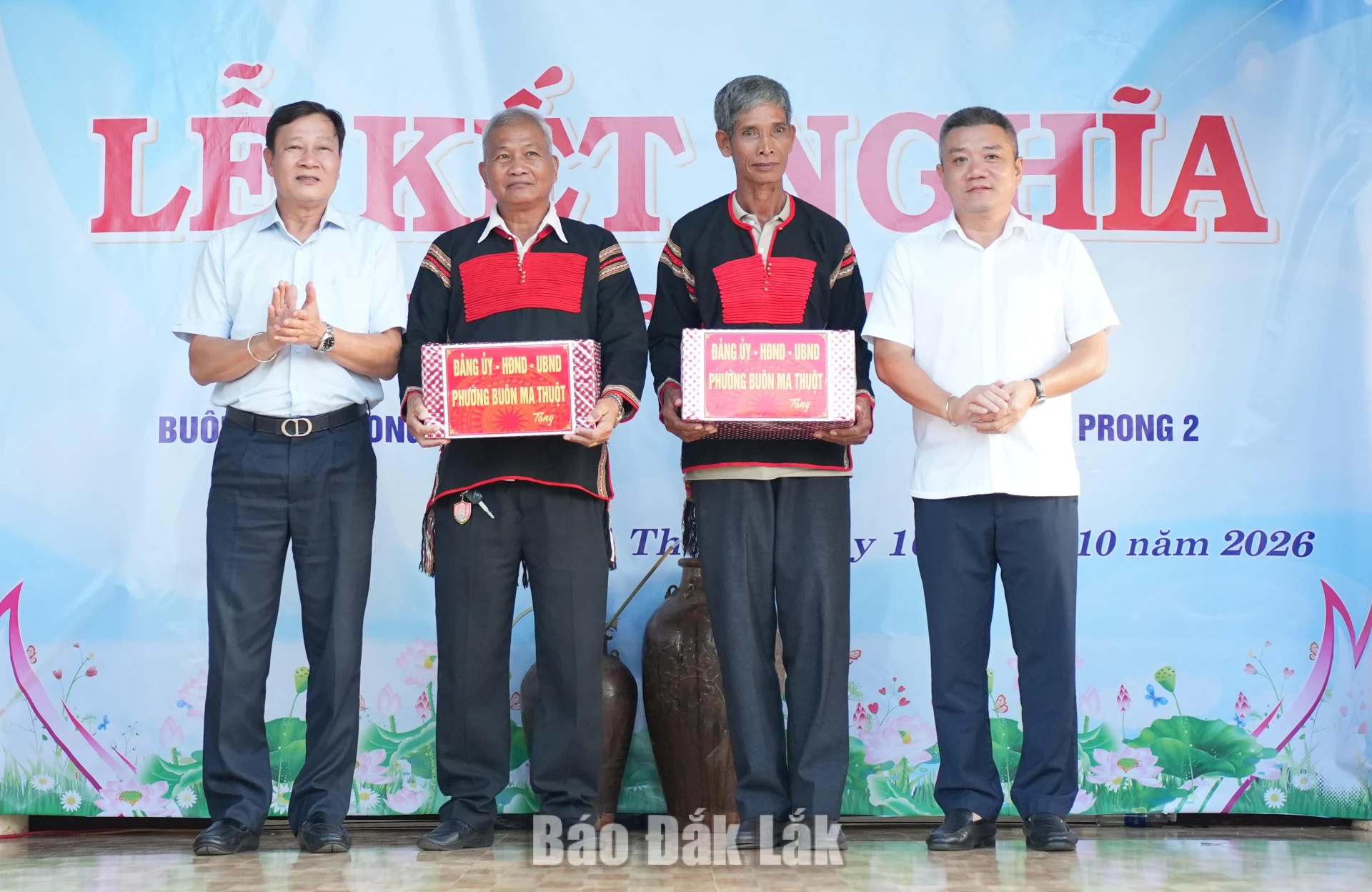 Ủy viên Ban Thường vụ Tỉnh ủy, Bí thư Đảng ủy, Chủ tịch HĐND phường Buôn Ma Thuột Trần Phú Hùng và Phó Bí thư Đảng ủy, Chủ tịch UBND phường Buôn Ma Thuột Nguyễn Thanh Vũ tặng quà cho 2 già làng.