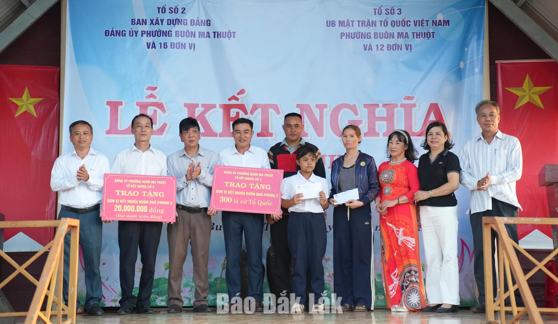 Tổ kết nghĩa số 3 trao tặng 20 triệu đồng, 300 lá cờ Tổ quốc và hai suất quà cho hộ cận nghèo, học sinh nghèo vượt khó cho các buôn Dhă Prong 1 và buôn Dhă Prong 2.